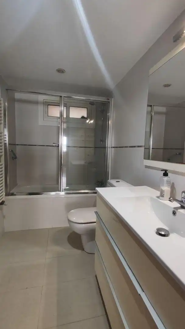 Baño de Piso en venta en Vigo  con Calefacción, Trastero y Balcón