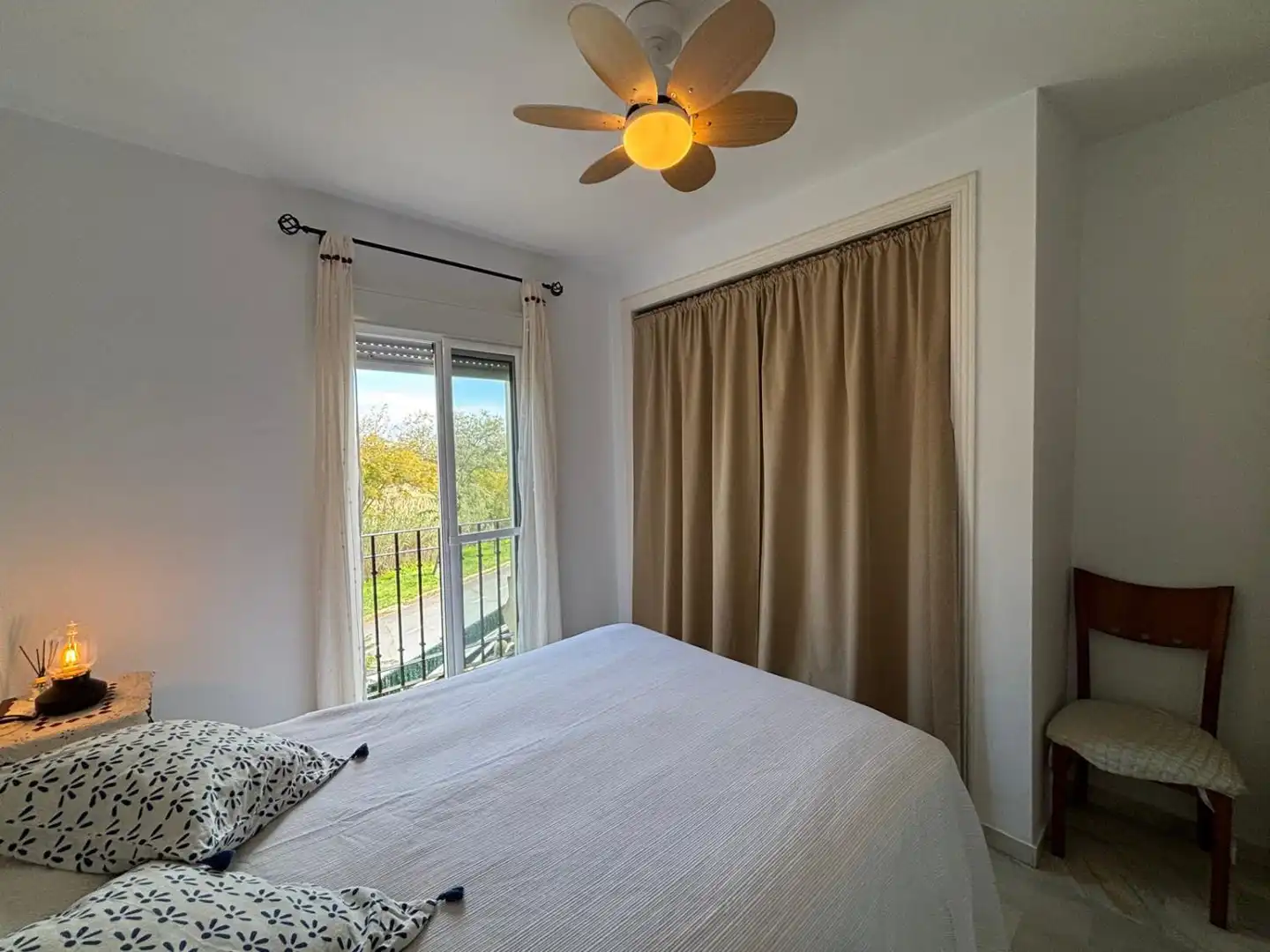 Habitación de Casa adosada en venta en Islantilla con Terraza, Trastero y Piscina comunitaria