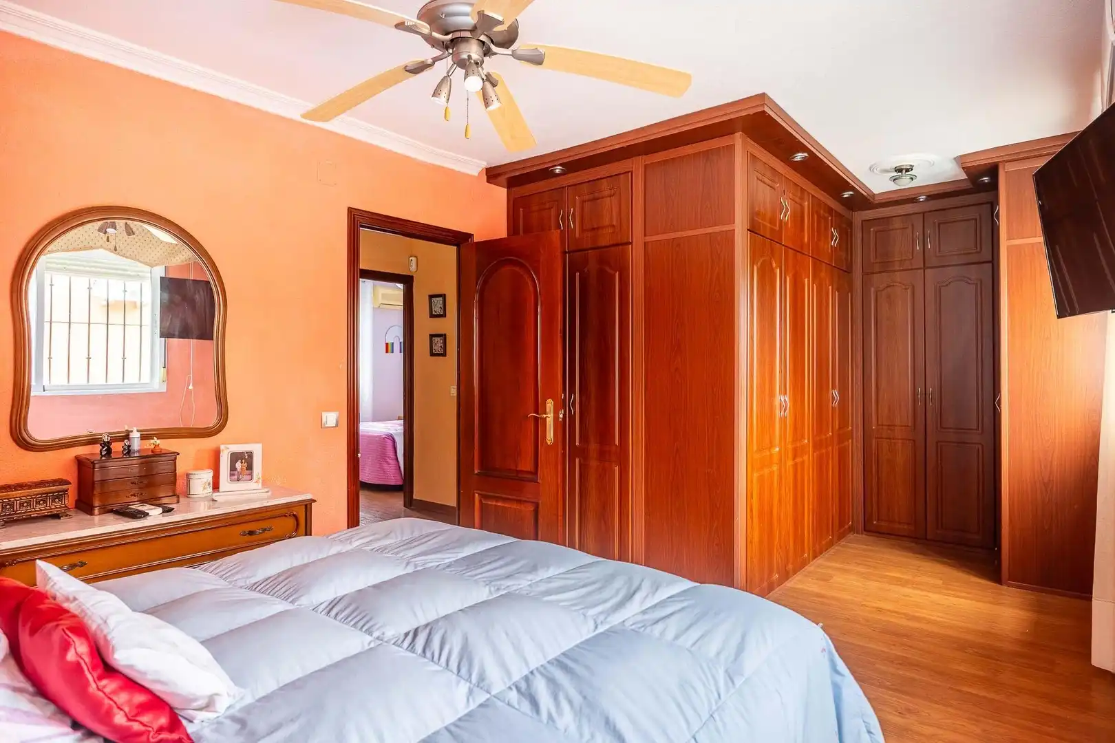 Dormitori de Casa adosada en venda en Dos Hermanas amb Aire condicionat, Jardí privat i Piscina comunitària
