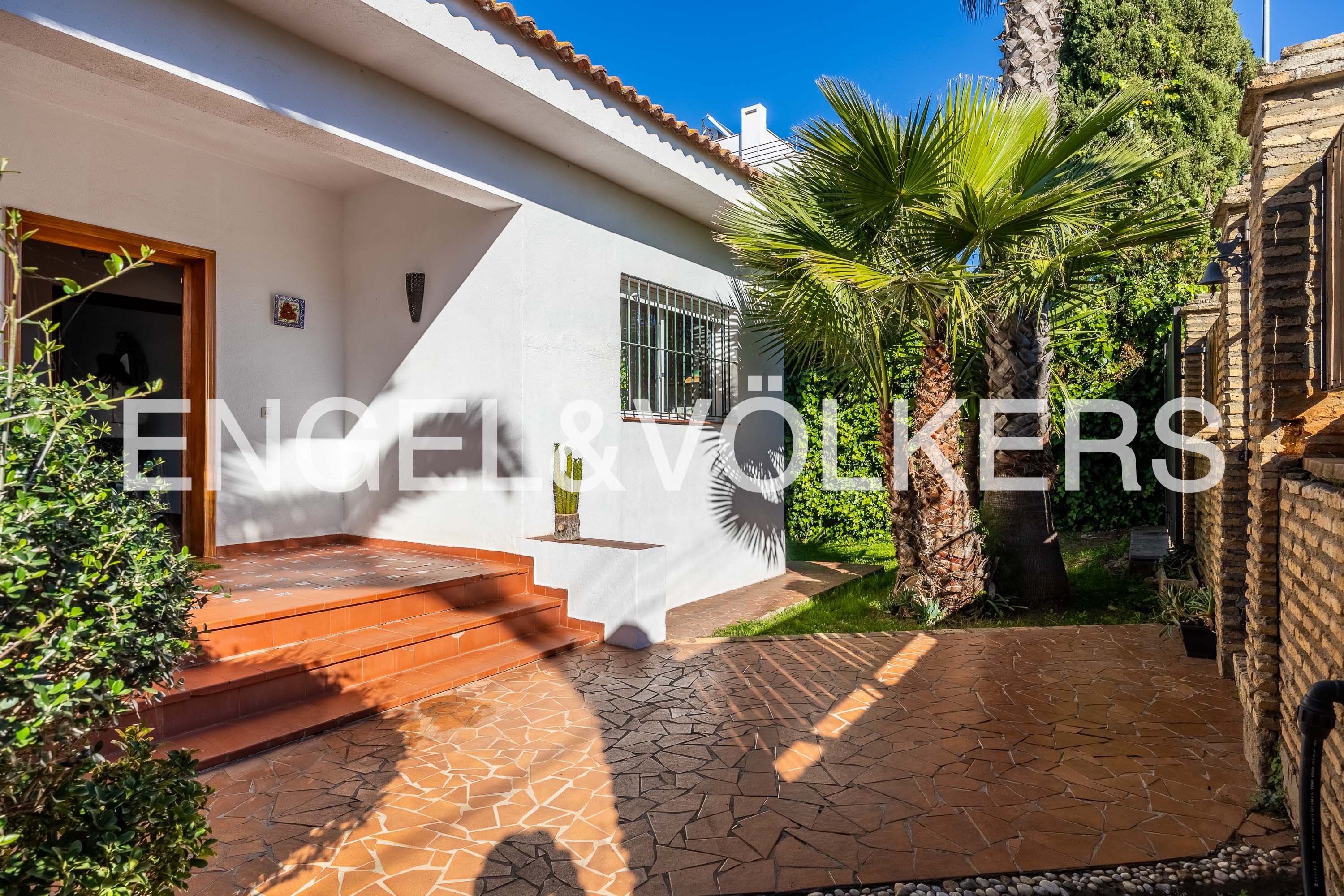 Exterior view of House or chalet for sale in Dos Hermanas  with Air Conditioner, Heating and Private garden
