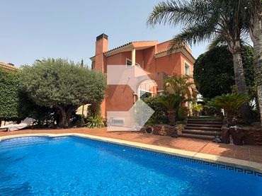 Villa con balcone in vendita a Avenida de Miguel Hernández