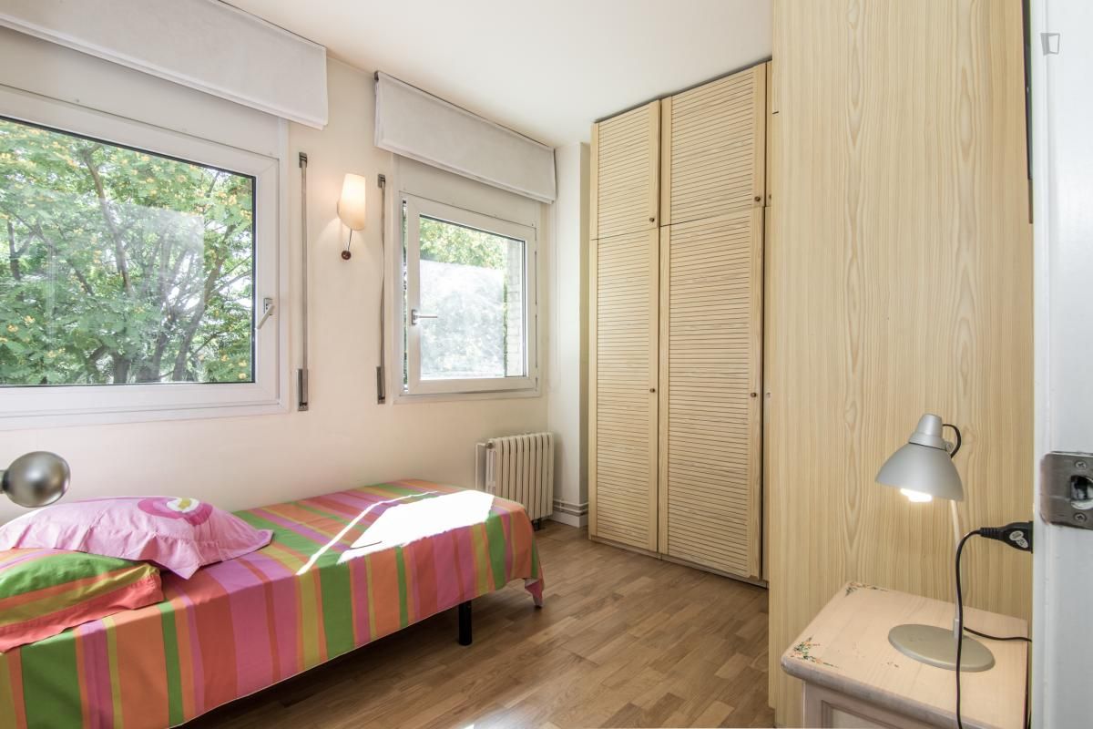 Dormitori de Apartament per a compartir en  Barcelona Capital amb Calefacció, Moblat i Forn