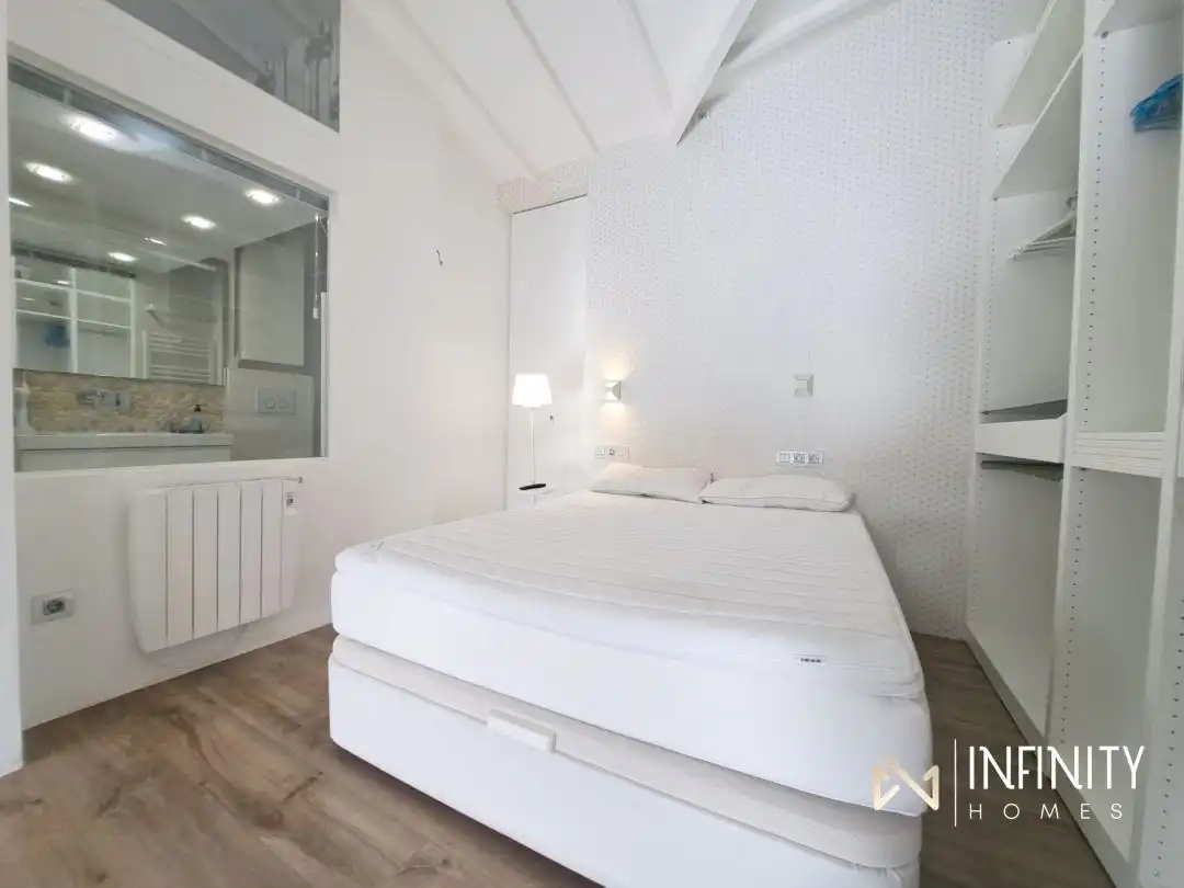 Schlafzimmer von Dachboden zur Miete in Bilbao  mit Heizung, Privatgarten und Terrasse