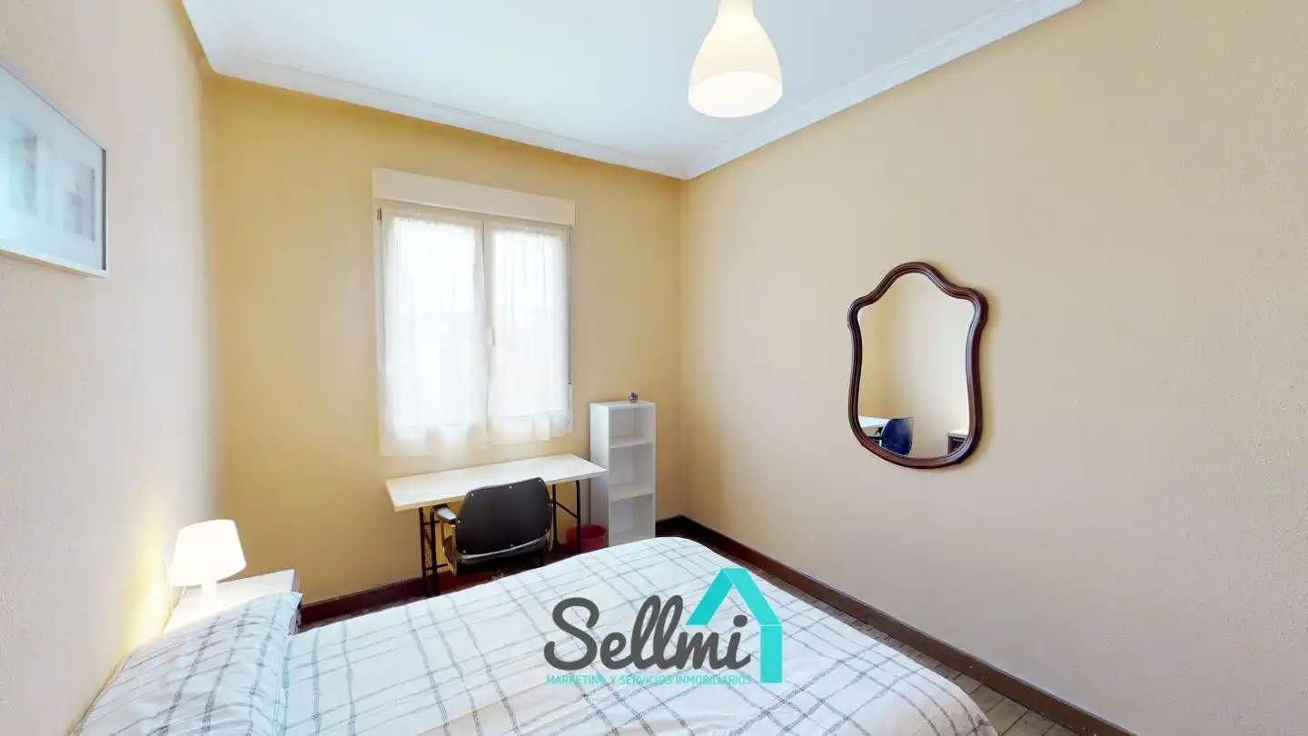 Bedroom of Flat for rent in Oviedo   with Heating, Parquet flooring and Furnished