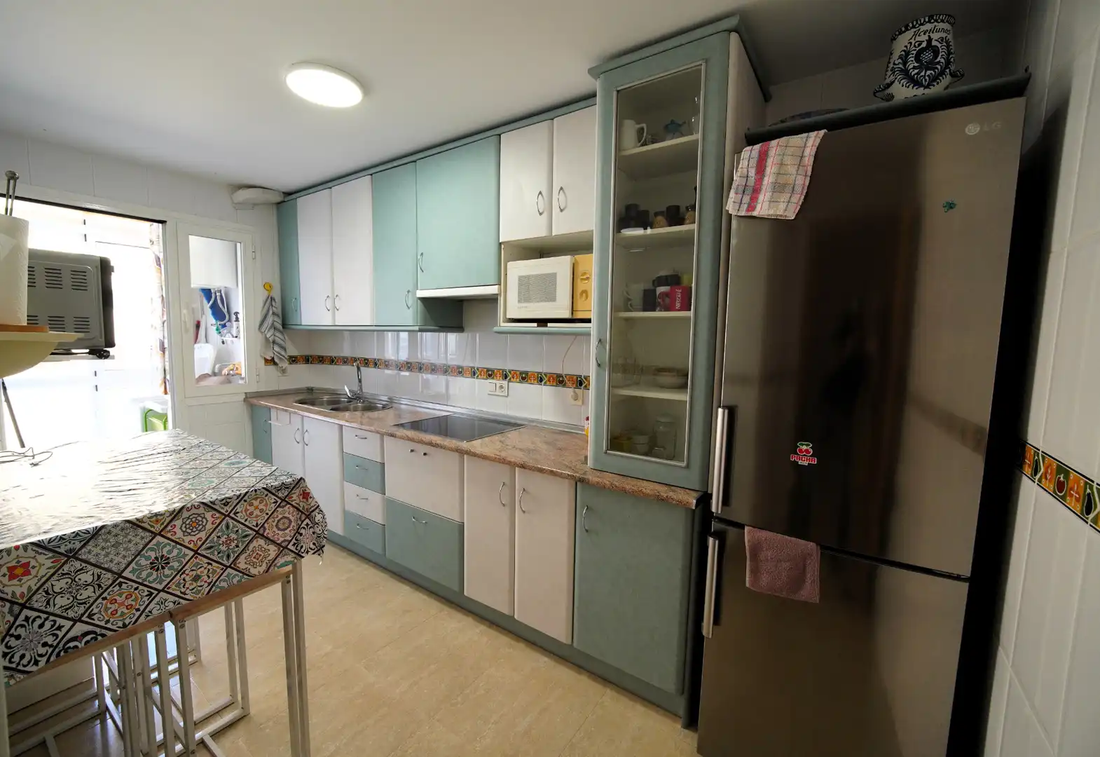 Küche von Wohnung zum Verkauf in Roquetas de Mar mit Klimaanlage, Terrasse und Möbliert