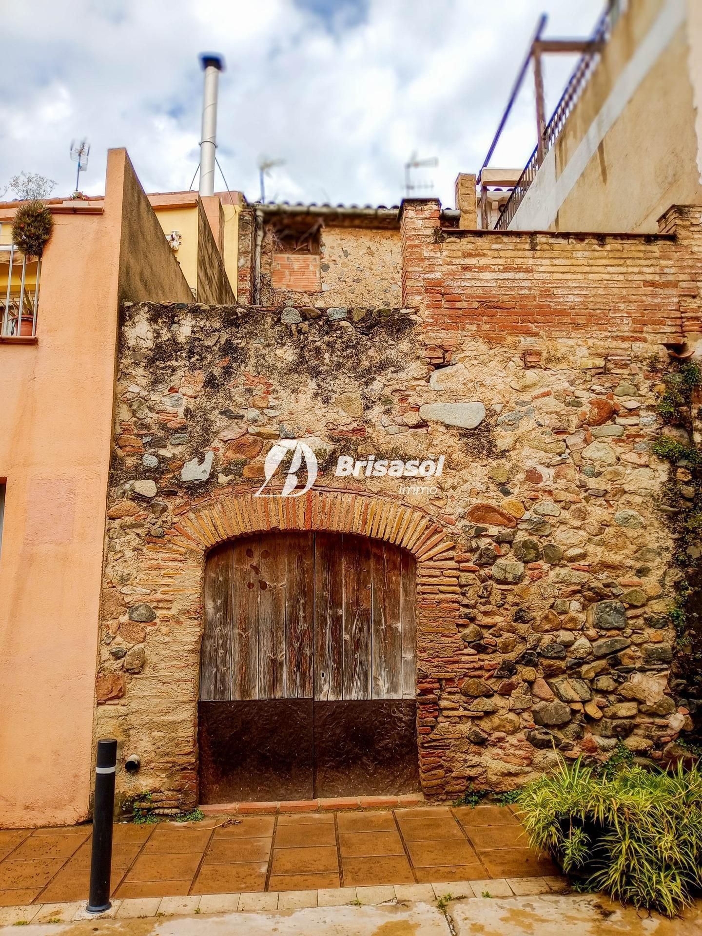 Vista exterior de Casa o xalet en venda en Montbrió del Camp amb Traster i Balcó