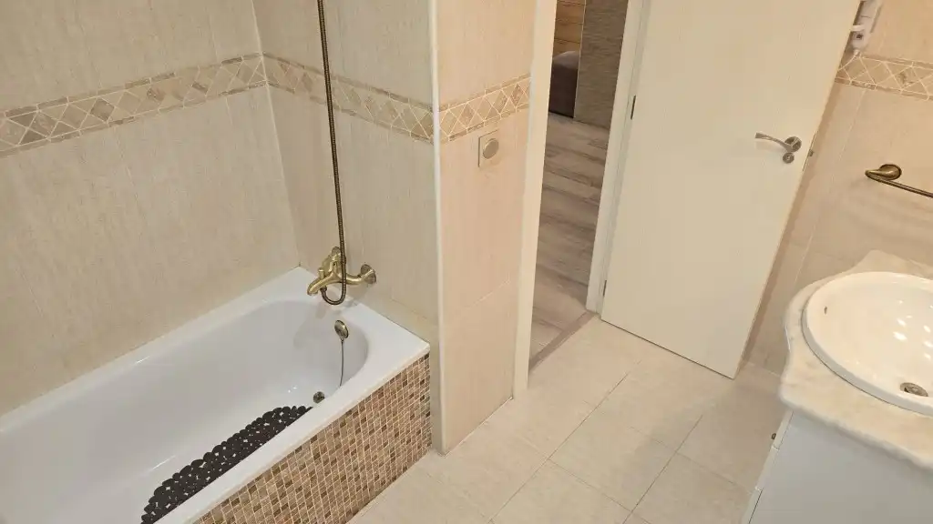 Badezimmer von Wohnung zum Verkauf in Valencia mit Klimaanlage, Möbliert und Ofen