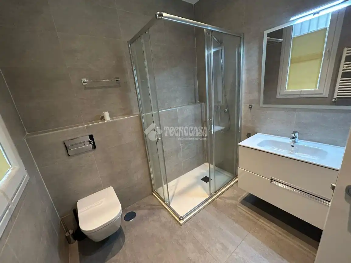 Bathroom of Flat for rent in Madrid  with Air Conditioner, Heating and Parquet flooring