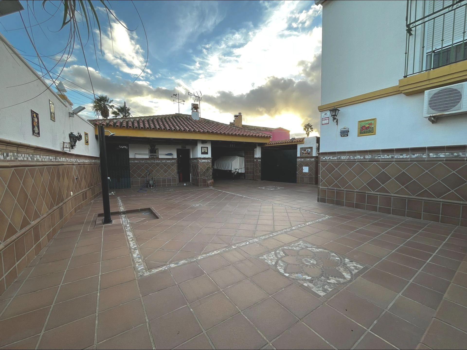 Vista exterior de Casa adosada en venda en Los Barrios amb Aire condicionat, Calefacció i Terrassa