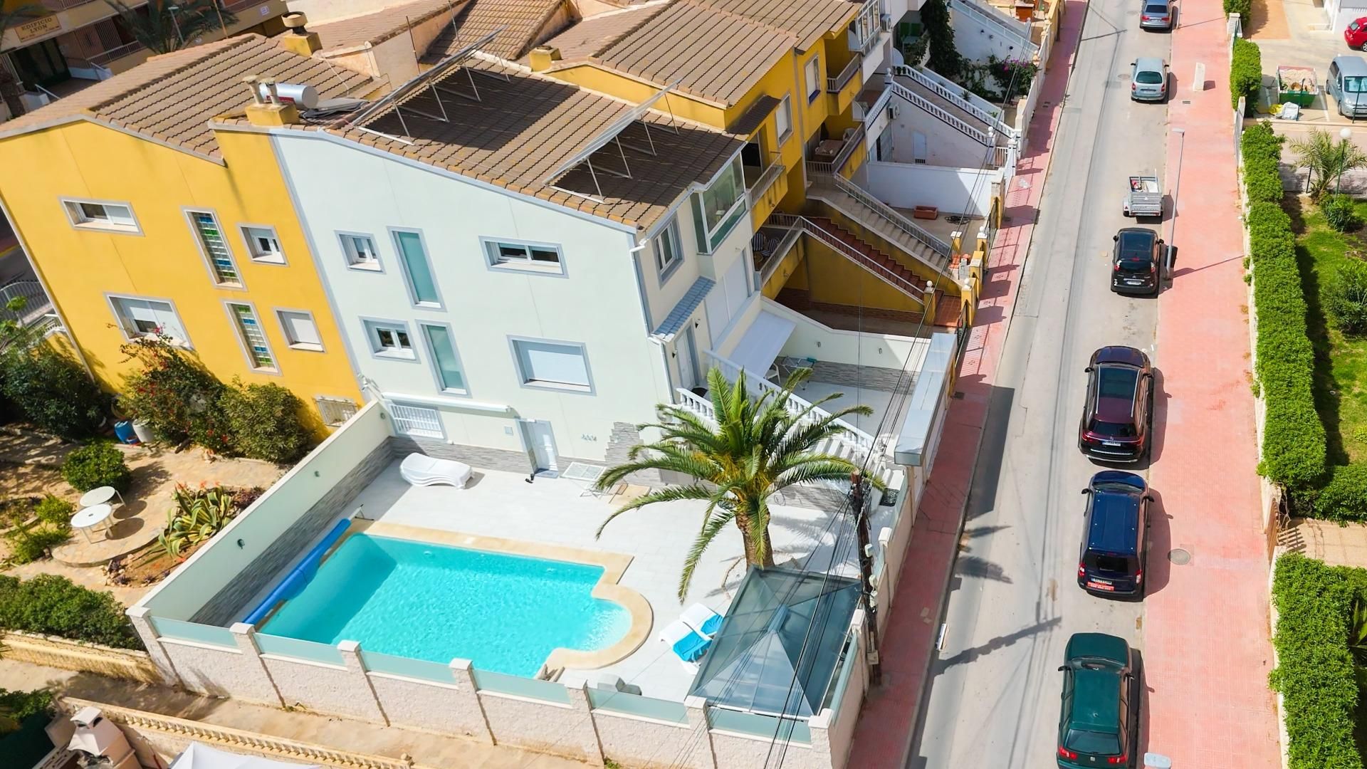 Vista exterior de Casa adosada en venda en Torrevieja amb Aire condicionat, Jardí privat i Terrassa