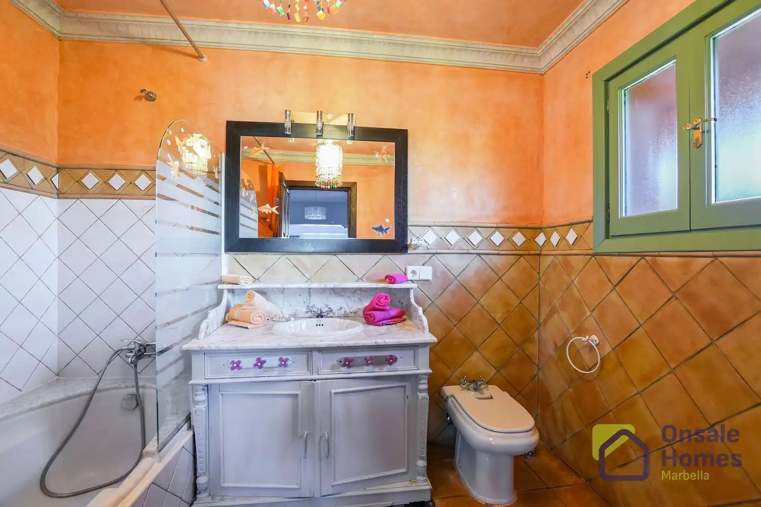 Bany de Casa o xalet en venda en Marbella amb Aire condicionat, Jardí privat i Terrassa