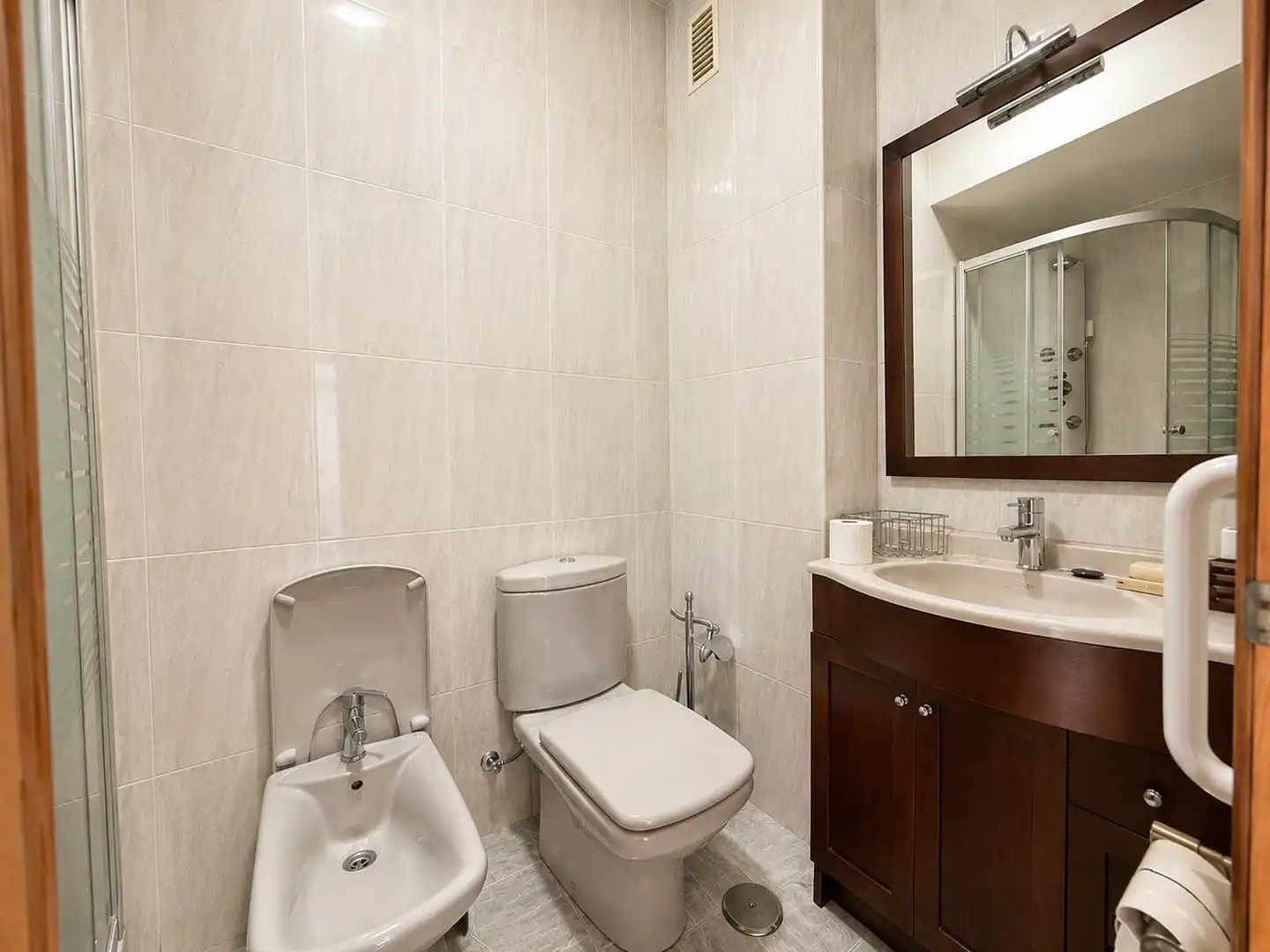 Badezimmer von Wohnung zum Verkauf in Madrid mit Heizung, Parkett und Terrasse