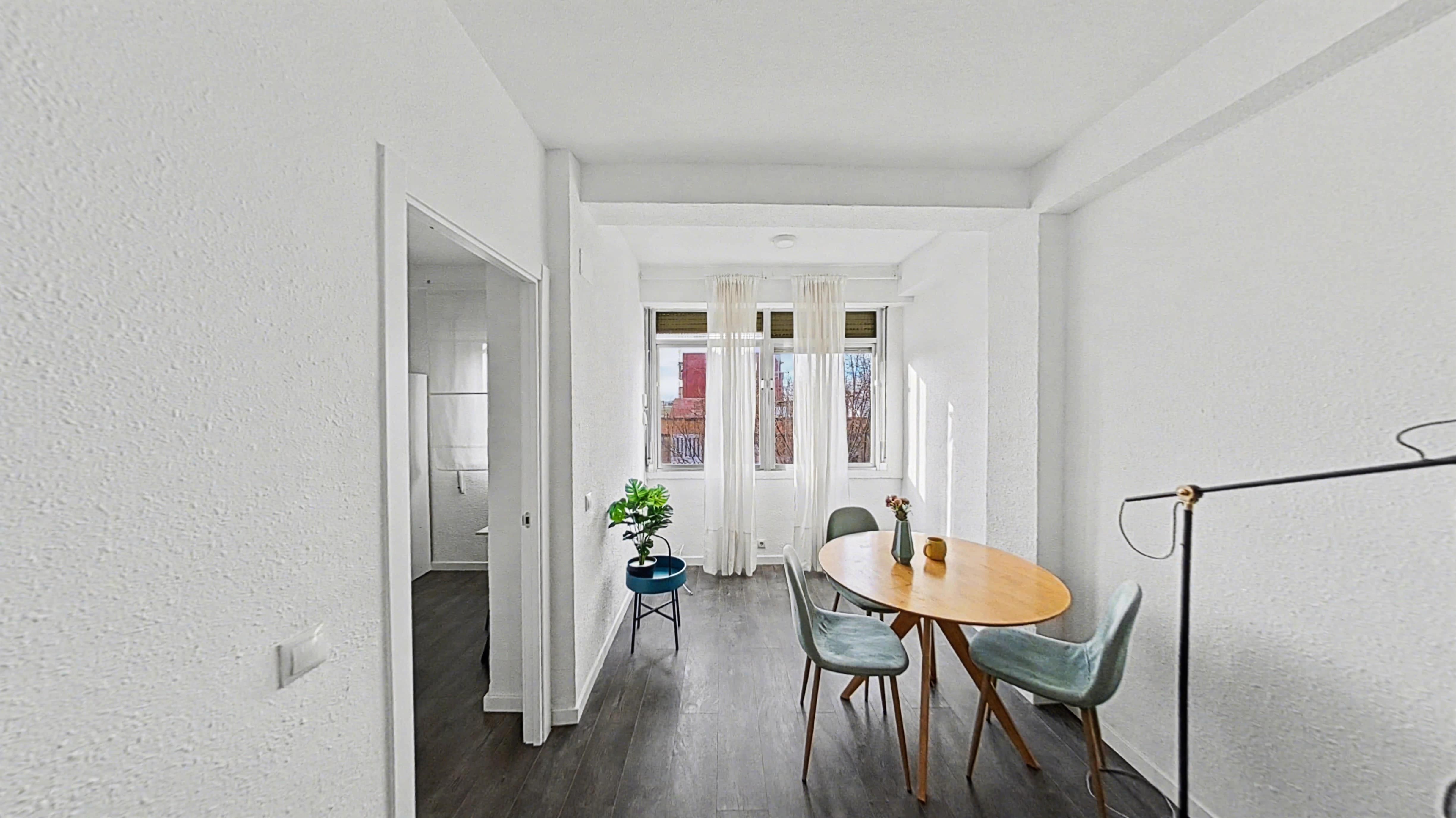 Menjador de Pis de lloguer en  Madrid Capital amb Moblat, Forn i Rentadora