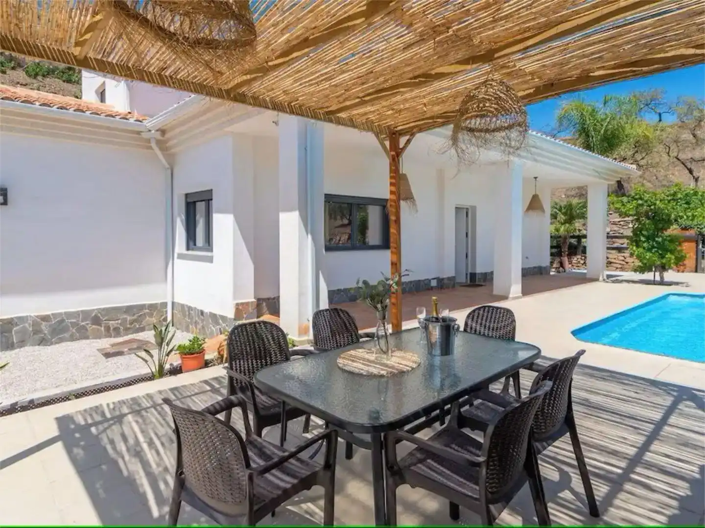Terraza de Casa o chalet de alquiler en Arenas con Aire acondicionado, Jardín privado y Piscina