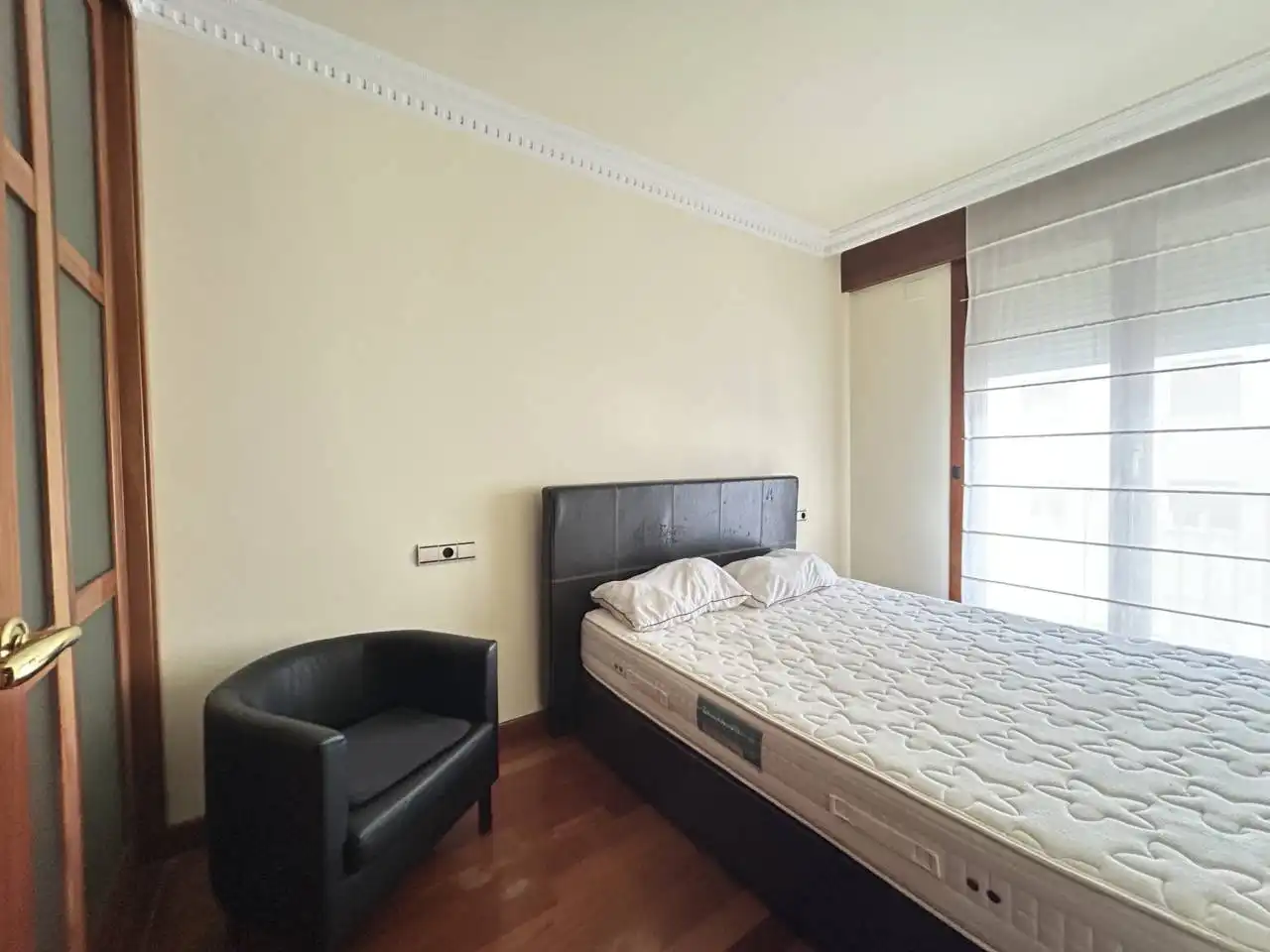 Dormitori de Apartament en venda en Oviedo  amb Calefacció, Parquet i Moblat