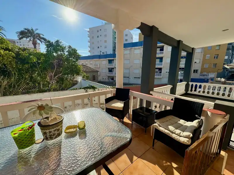 Terrasse von Erdgeschoss zum Verkauf in Cullera mit Klimaanlage, Heizung und Privatgarten