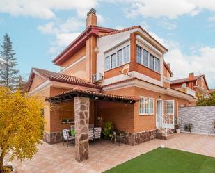 Vista exterior de Casa adosada en venda en Villanueva de la Torre amb Aire condicionat, Calefacció i Jardí privat