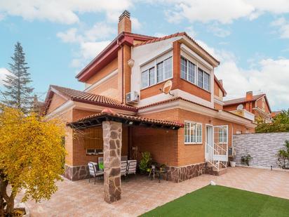 Exterior view of Single-family semi-detached for sale in Villanueva de la Torre  with Air Conditioner, Heating and Private garden