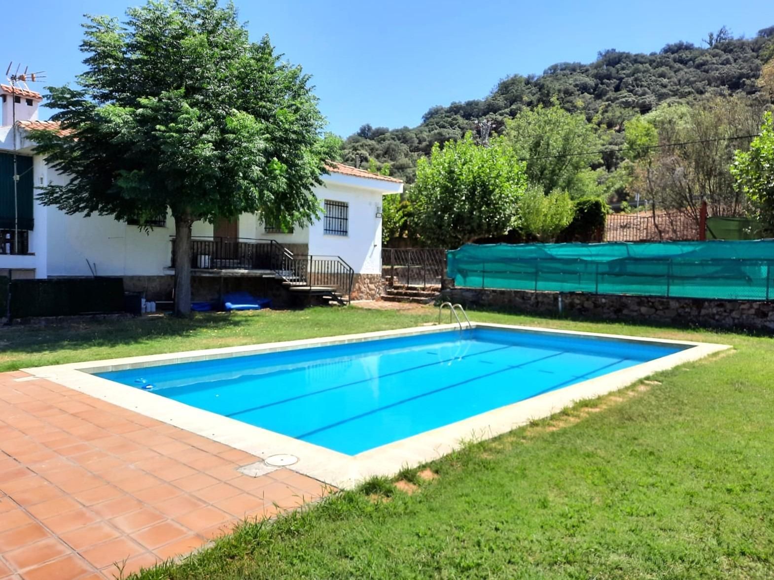 Piscina de Casa o xalet en venda en Casas del Castañar amb Terrassa, Piscina i Balcó