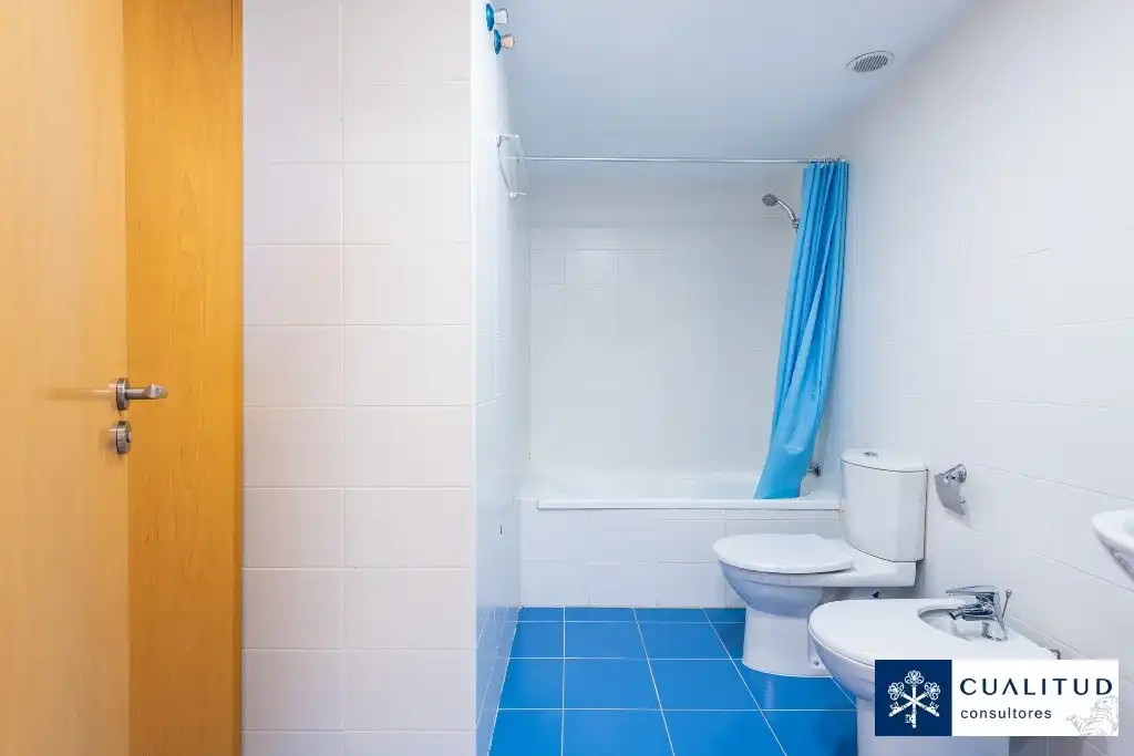 Badezimmer von Dachboden zum Verkauf in Vila-real mit Parkett, Terrasse und Abstellraum