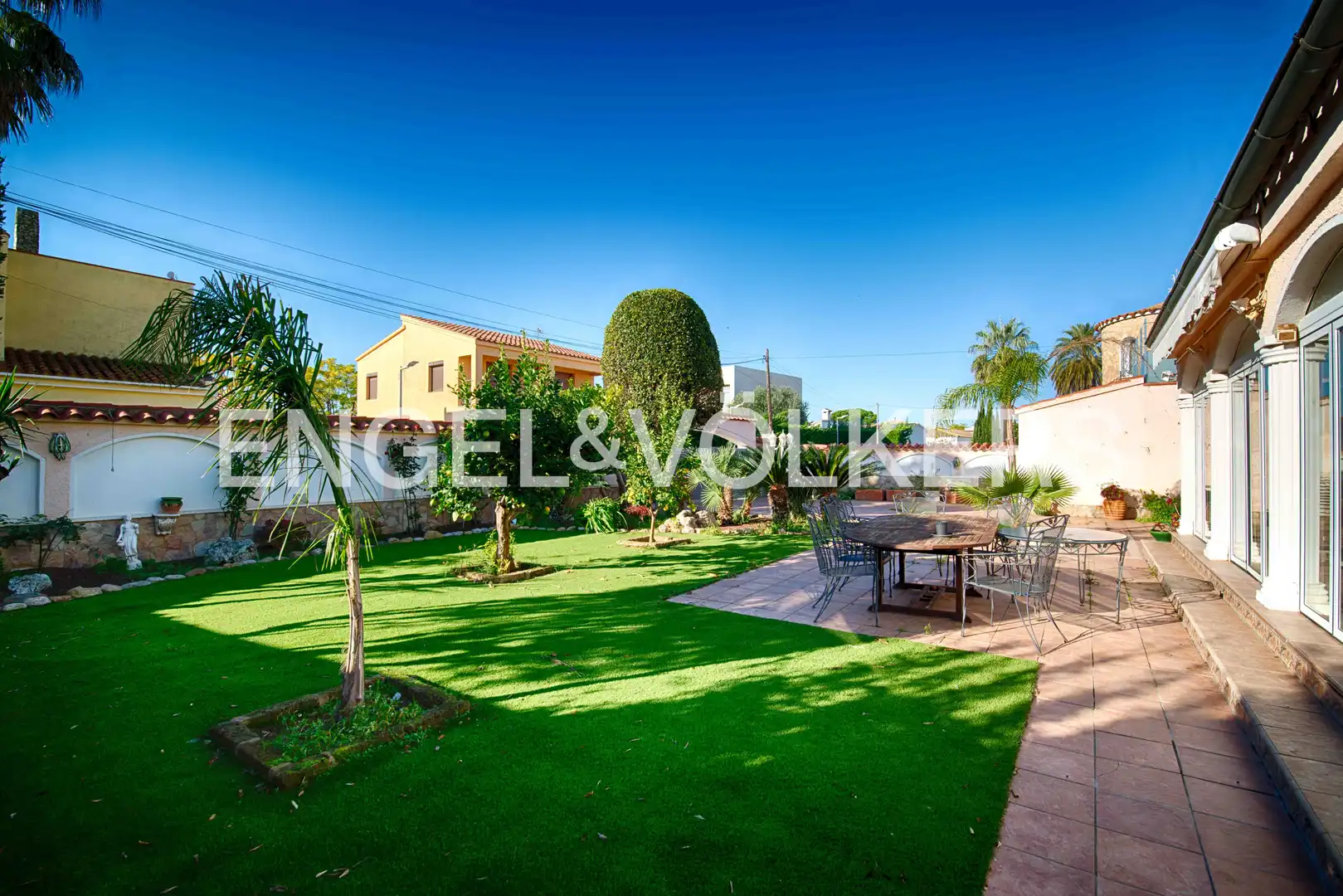 Casa con piscina en venta en Carrer Requesens, imagen 3