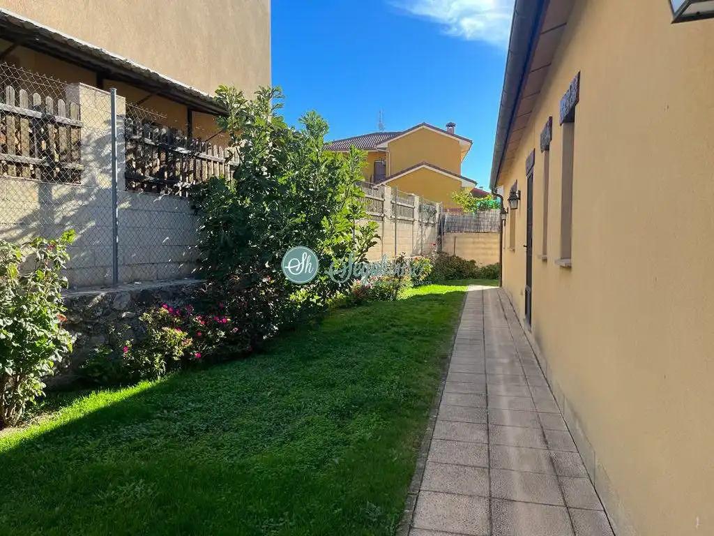 Jardí de Casa o xalet de lloguer en Palazuelos de Eresma amb Calefacció, Terrassa i Moblat