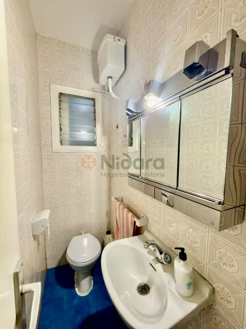 Badezimmer von Wohnung zum Verkauf in Barcelona mit Möbliert, Ofen und Balkon