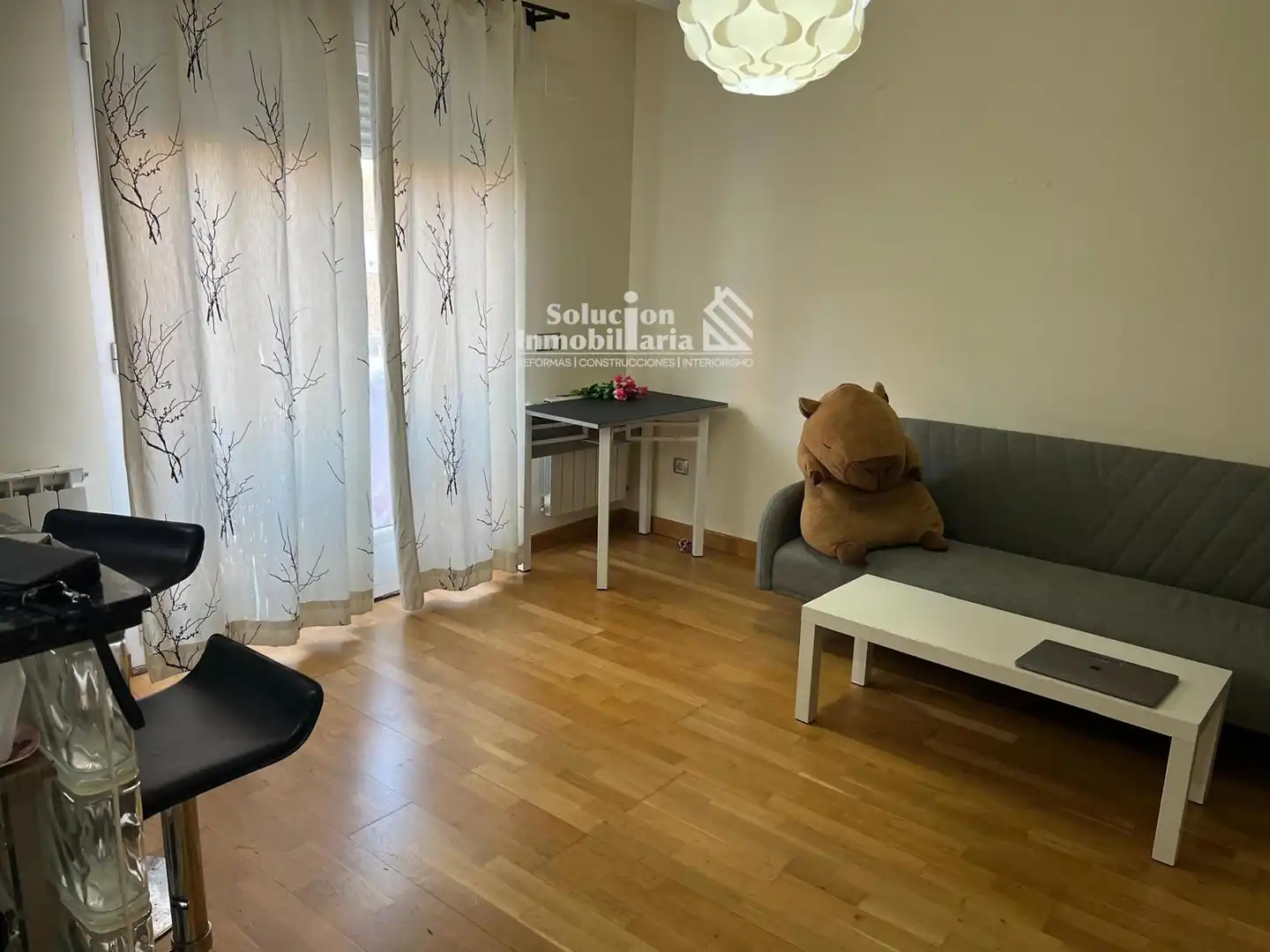 Sala d'estar de Apartament en venda en Salamanca amb Calefacció, Terrassa i Moblat