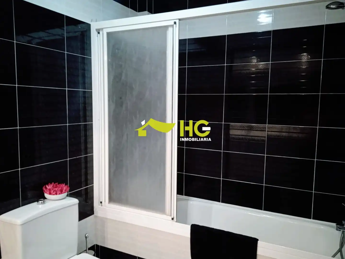 Bathroom of Flat for share in Villaviciosa de Odón  with Air Conditioner, Heating and Furnished