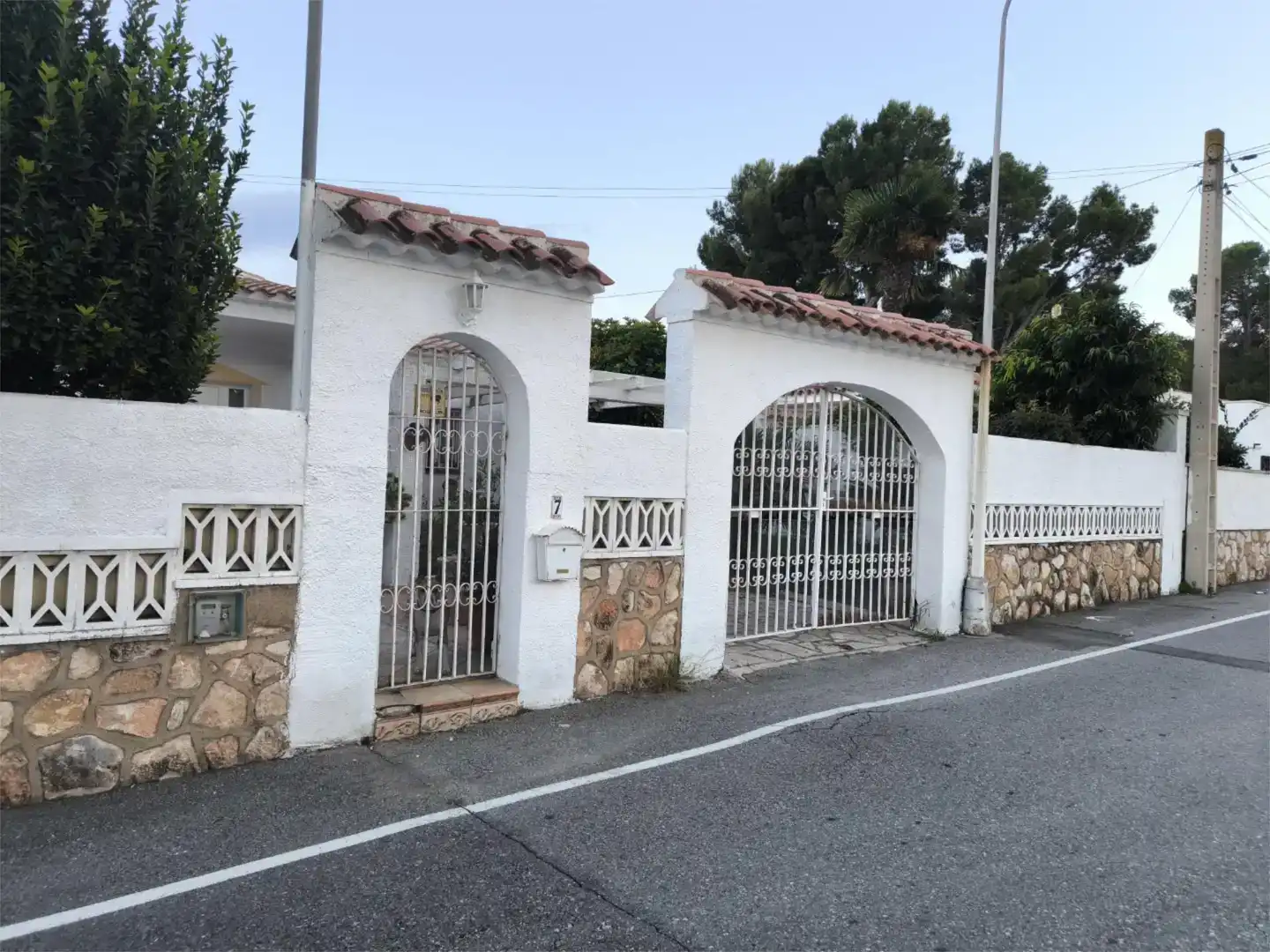 Vista exterior de Casa o xalet en venda en Mont-roig del Camp amb Aire condicionat i Piscina