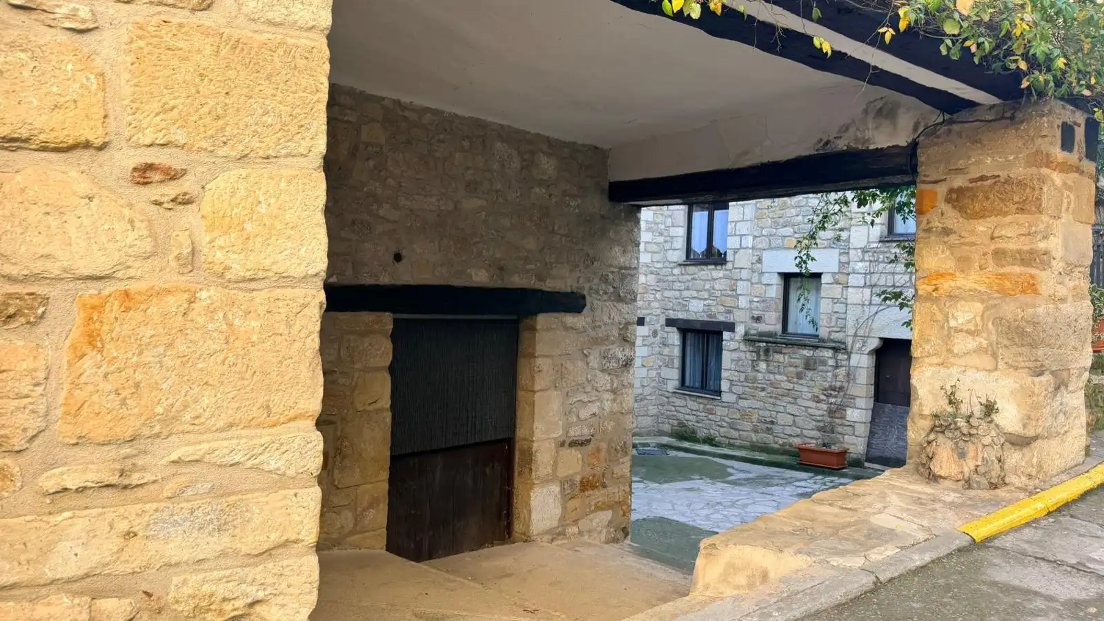 Vista exterior de Casa o xalet en venda en Puertomingalvo amb Calefacció, Traster i Balcó