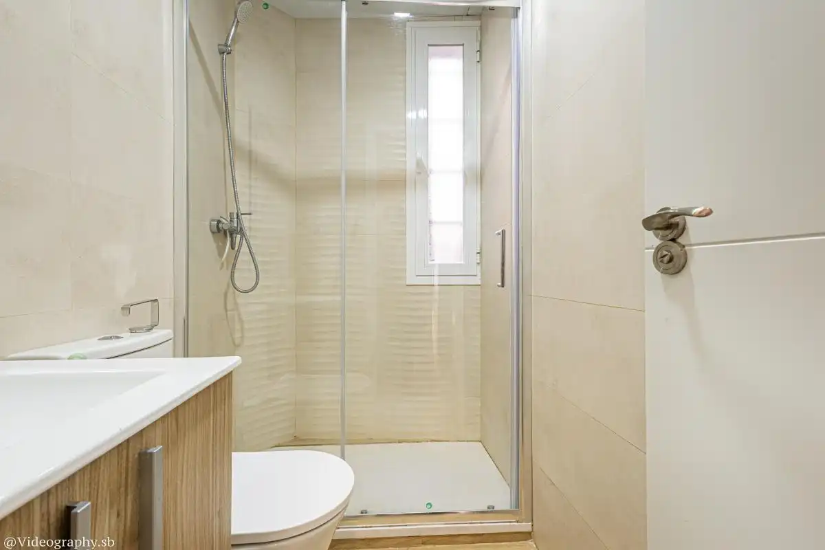 Bathroom of Flat for sale in Madrid  with Air Conditioner and Heating