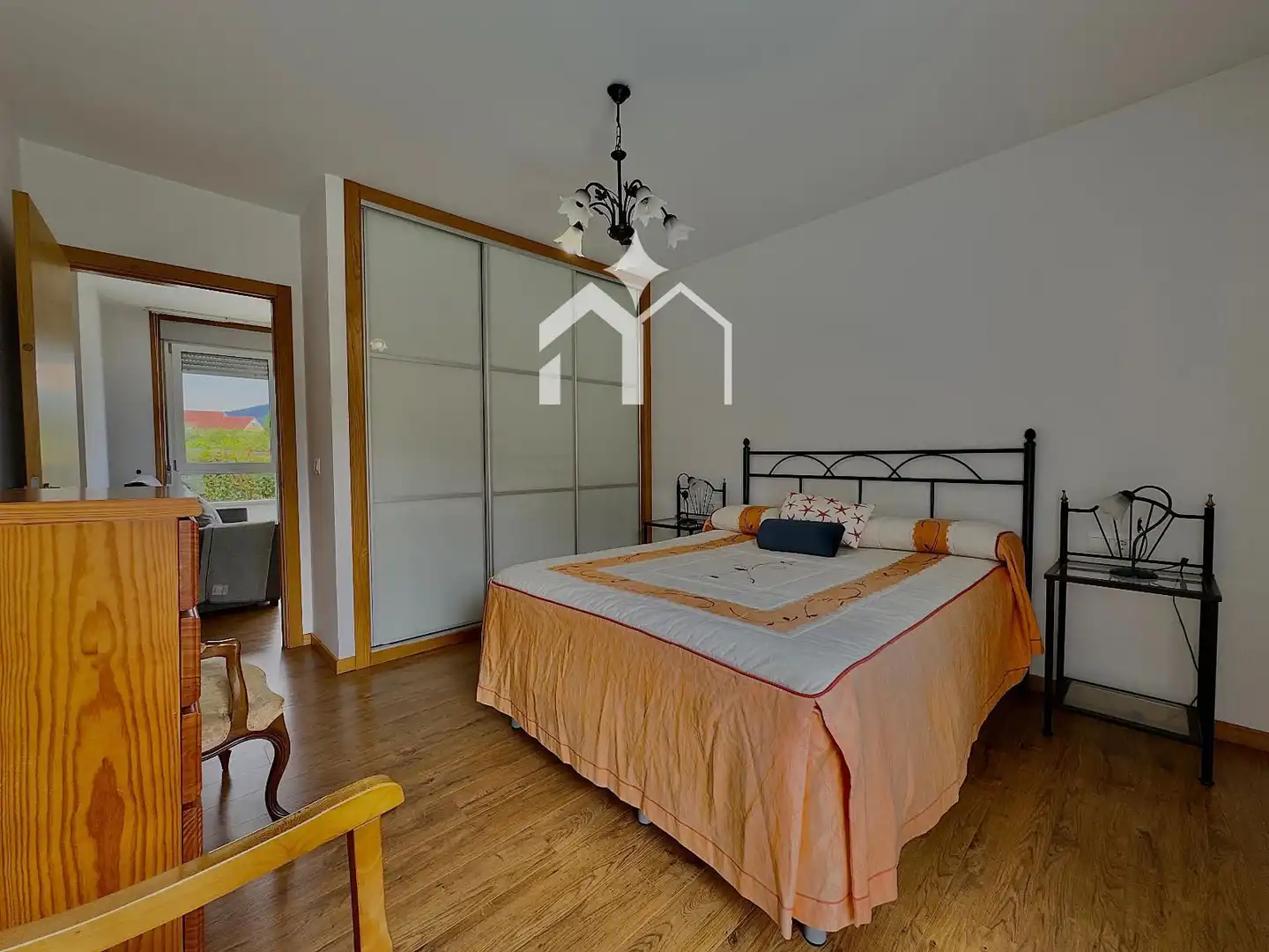 Dormitori de Casa o xalet en venda en Cangas  amb Calefacció, Parquet i Terrassa