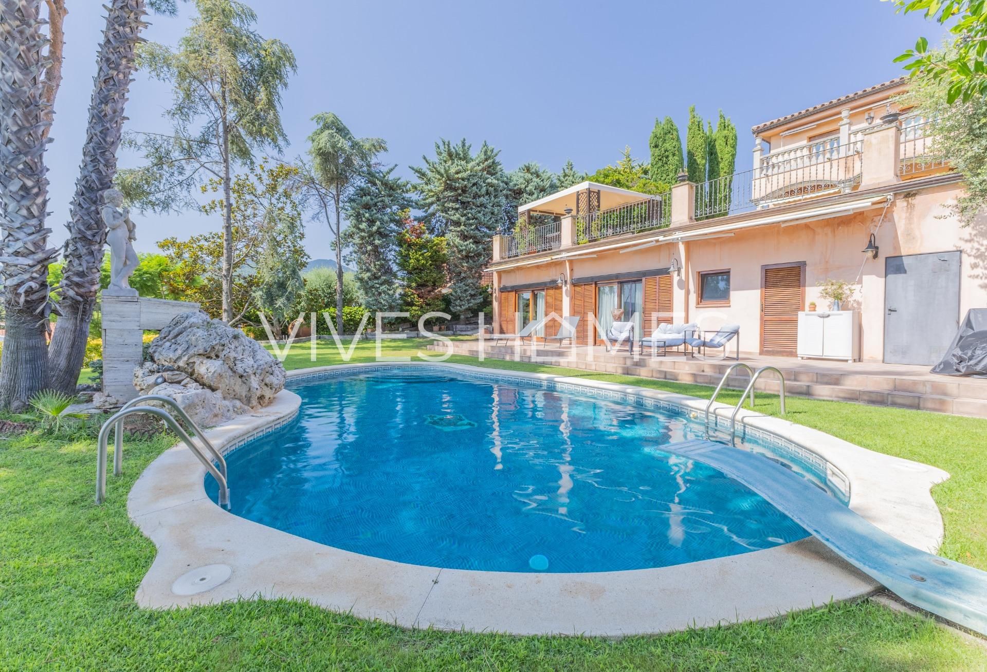 Piscina de Casa o xalet en venda en Caldes d'Estrac amb Aire condicionat, Calefacció i Jardí privat