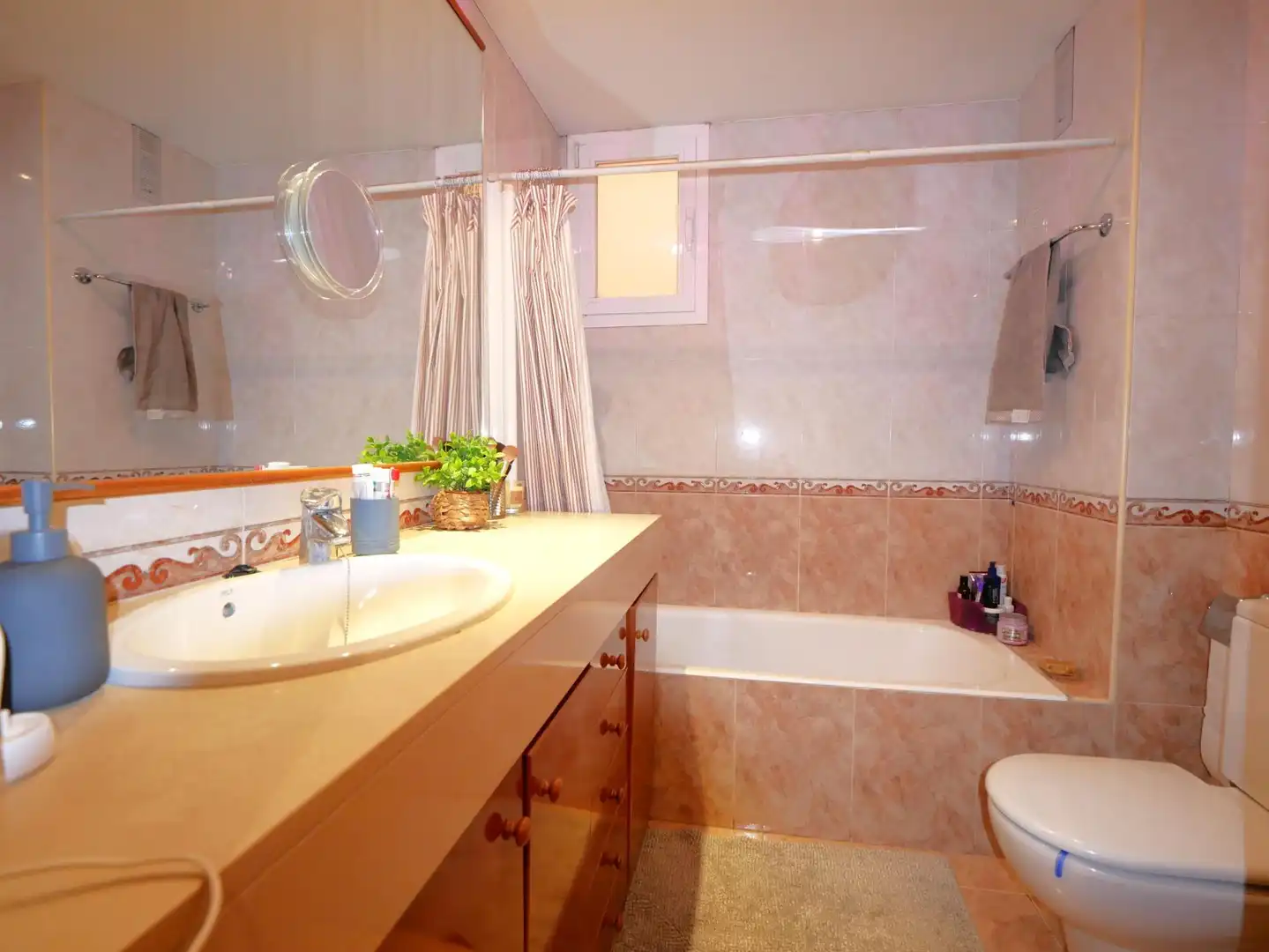 Badezimmer von Wohnung zum Verkauf in Barcelona mit Parkett