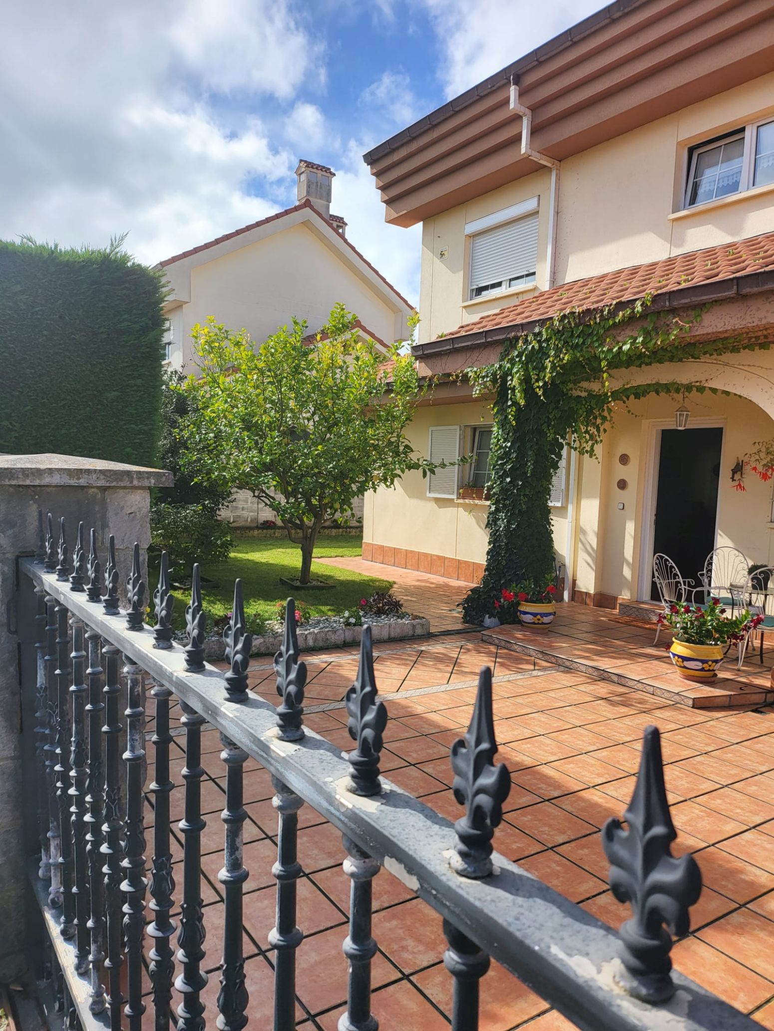 Jardín de Casa adosada en venta en Santa Cruz de Bezana con Calefacción, Jardín privado y Parquet