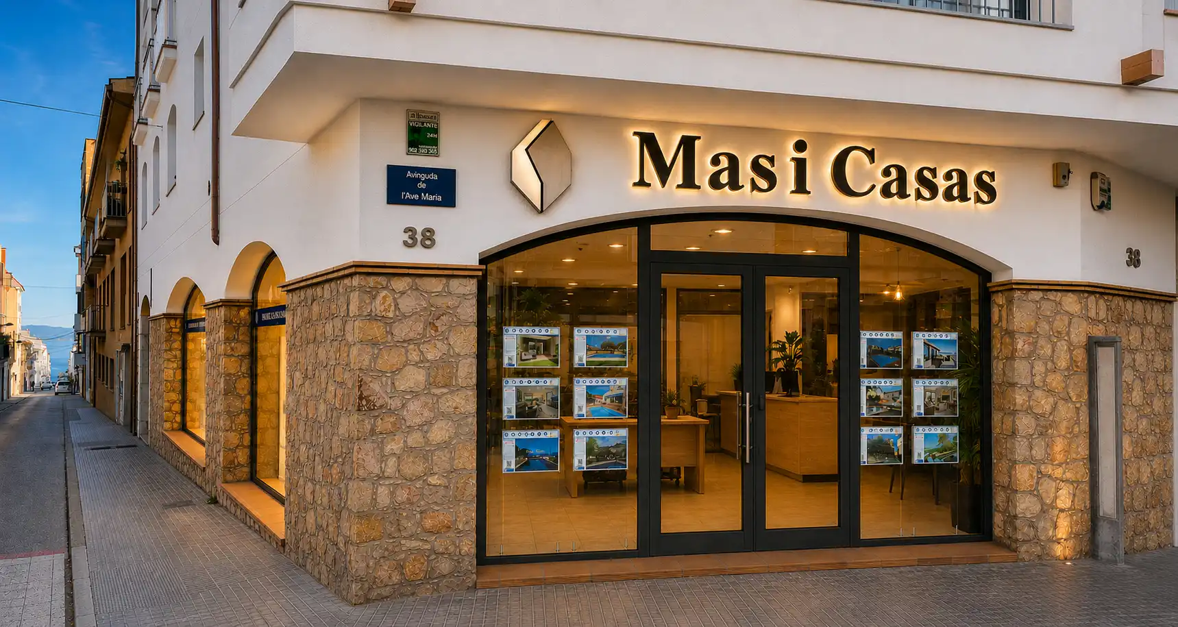 Vista exterior de Casa o xalet en venda en L'Escala amb Aire condicionat, Calefacció i Jardí privat