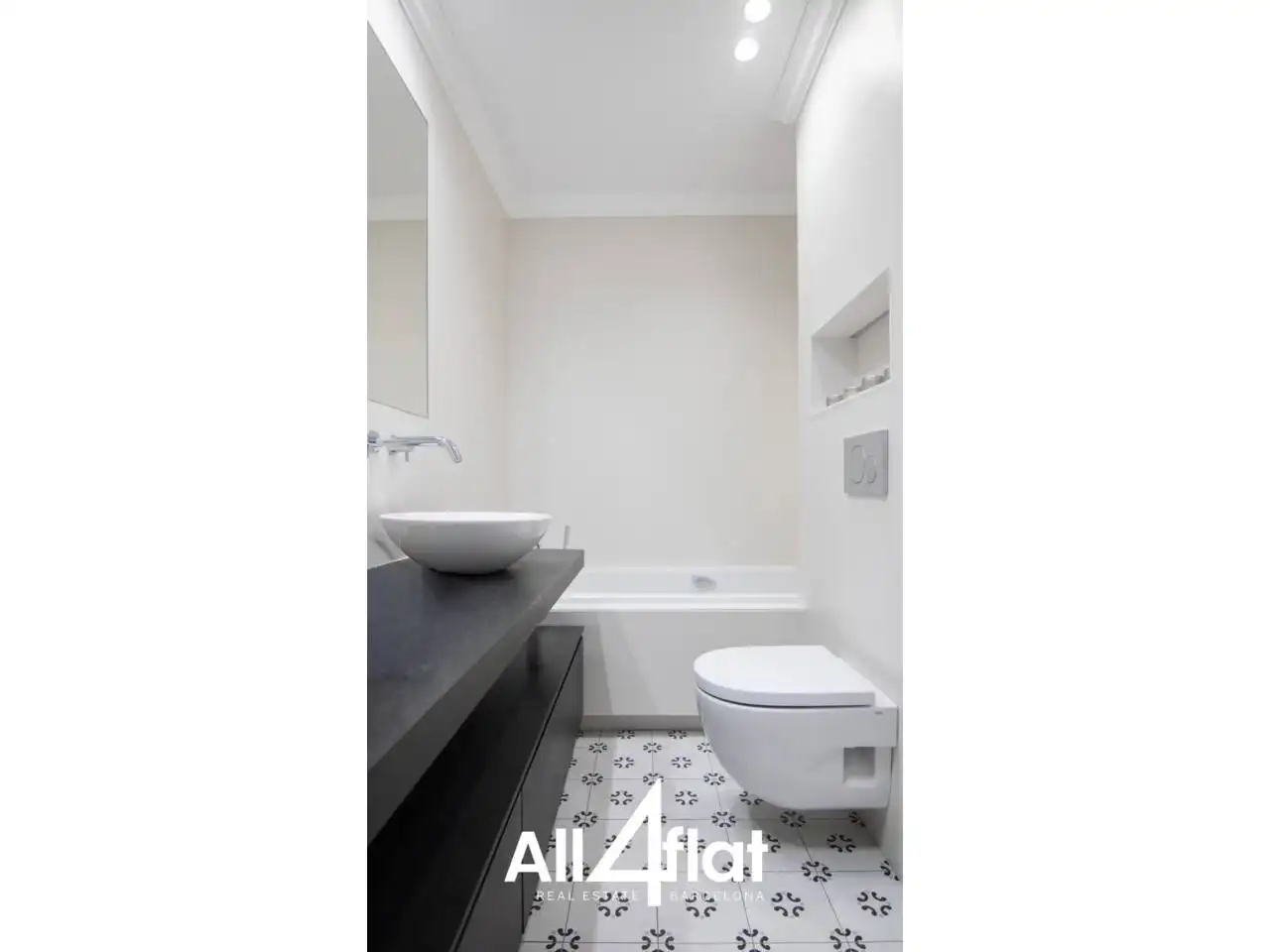 Bathroom of Flat for sale in Barcelona  with Air Conditioner, Heating and Parquet flooring
