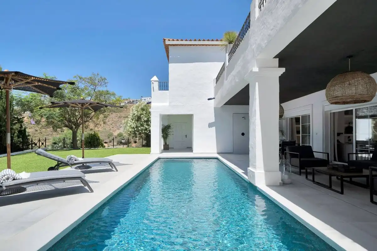 Vista exterior de Casa o chalet de alquiler en Estepona con Aire acondicionado, Jardín privado y Terraza