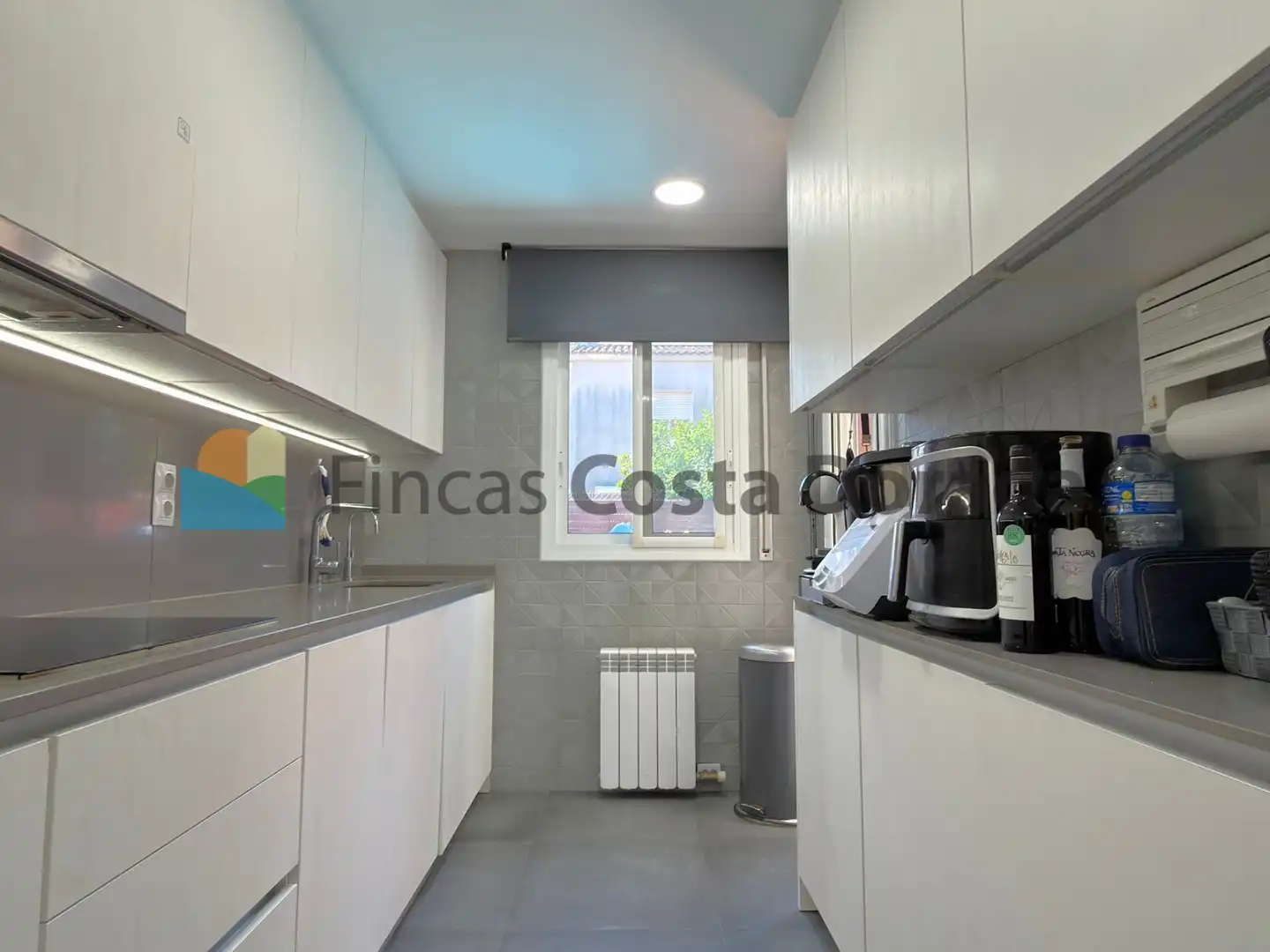 Cuina de Casa adosada en venda en Cubelles amb Aire condicionat, Calefacció i Jardí privat