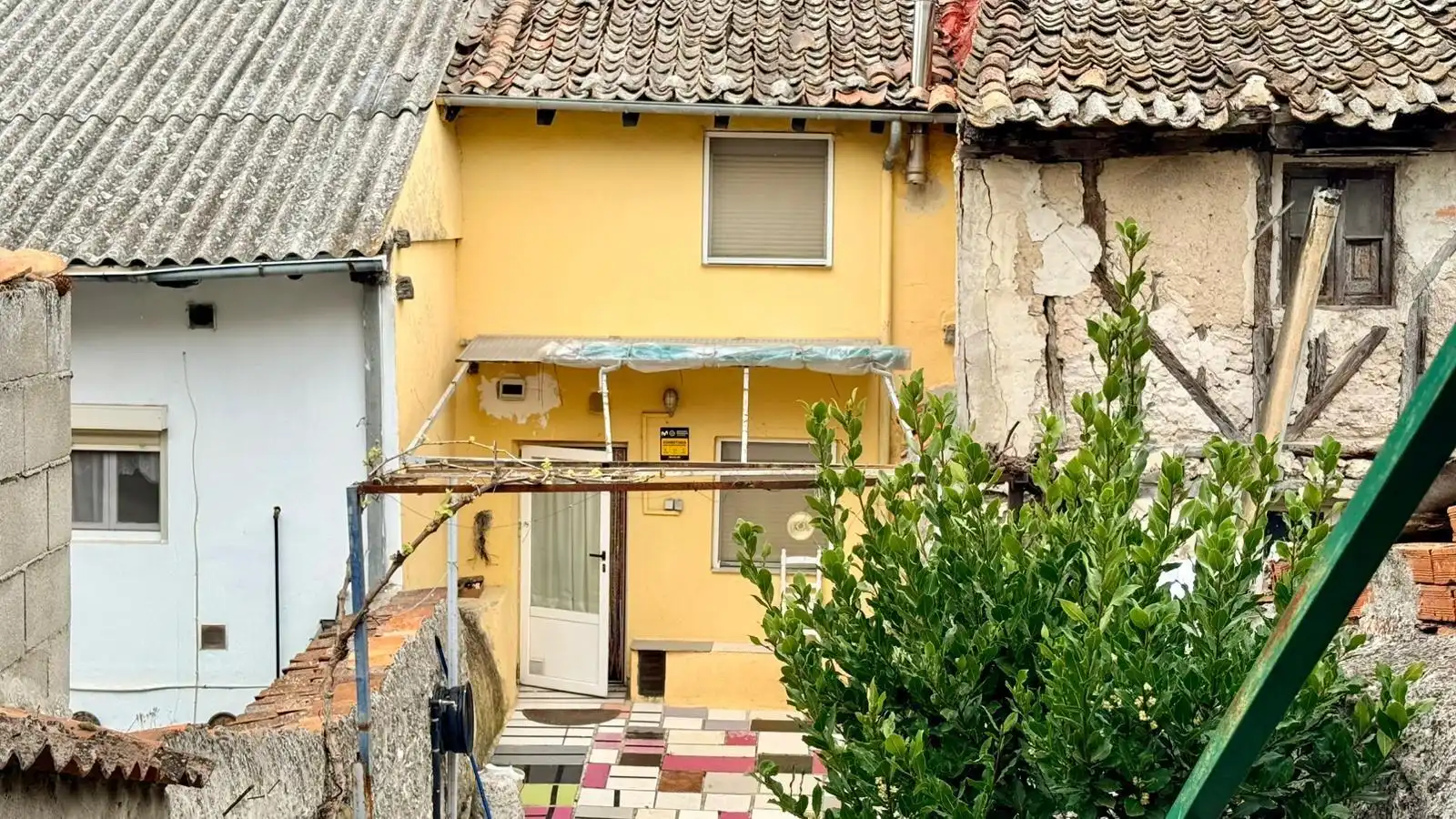 Vista exterior de Casa o xalet en venda en Cuéllar amb Traster, Moblat i Alarma