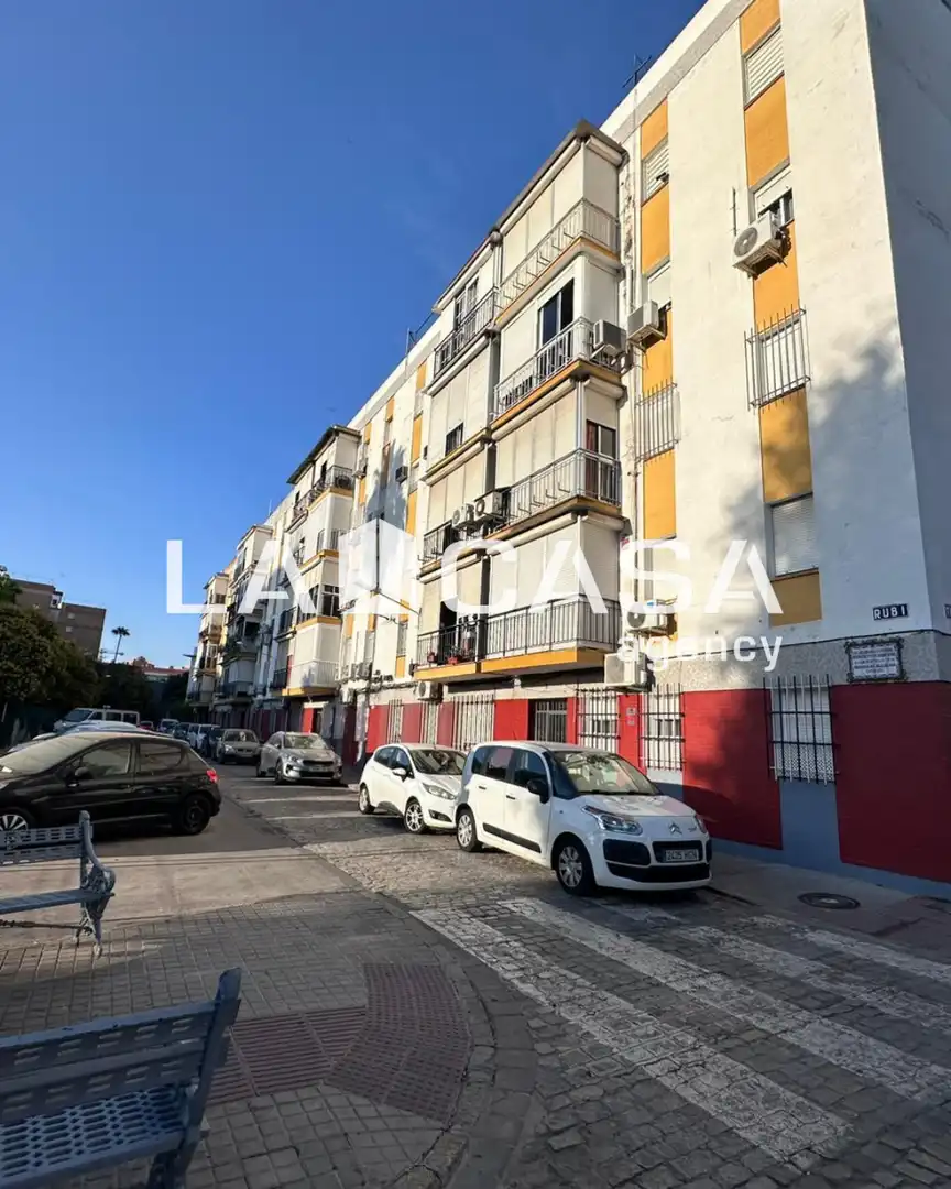 Vista exterior de Planta baja en venta en Sevilla
