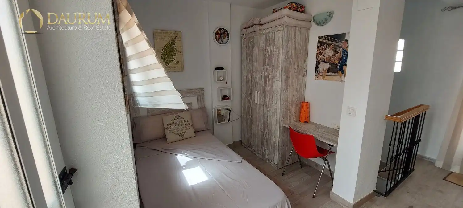 Schlafzimmer von Einfamilien-Reihenhaus zum Verkauf in Santa Pola mit Klimaanlage, Heizung und Terrasse