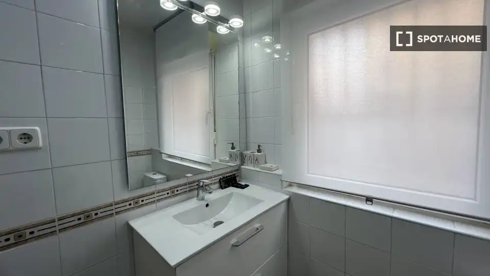 Baño de Piso de alquiler en Madrid con Aire acondicionado, Calefacción y Amueblado