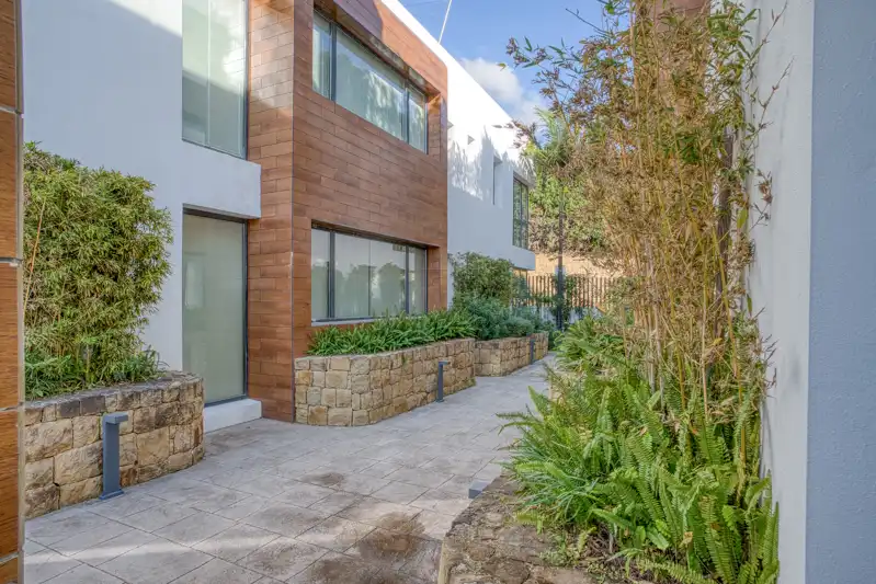 Vista exterior de Apartament en venda en Marbella amb Aire condicionat, Calefacció i Jardí privat