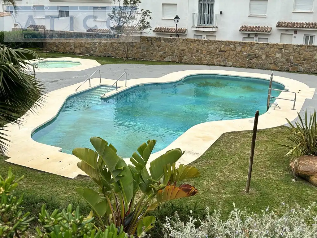 Piscina de Casa adosada en venda en Zahara de los Atunes amb Aire condicionat i Moblat