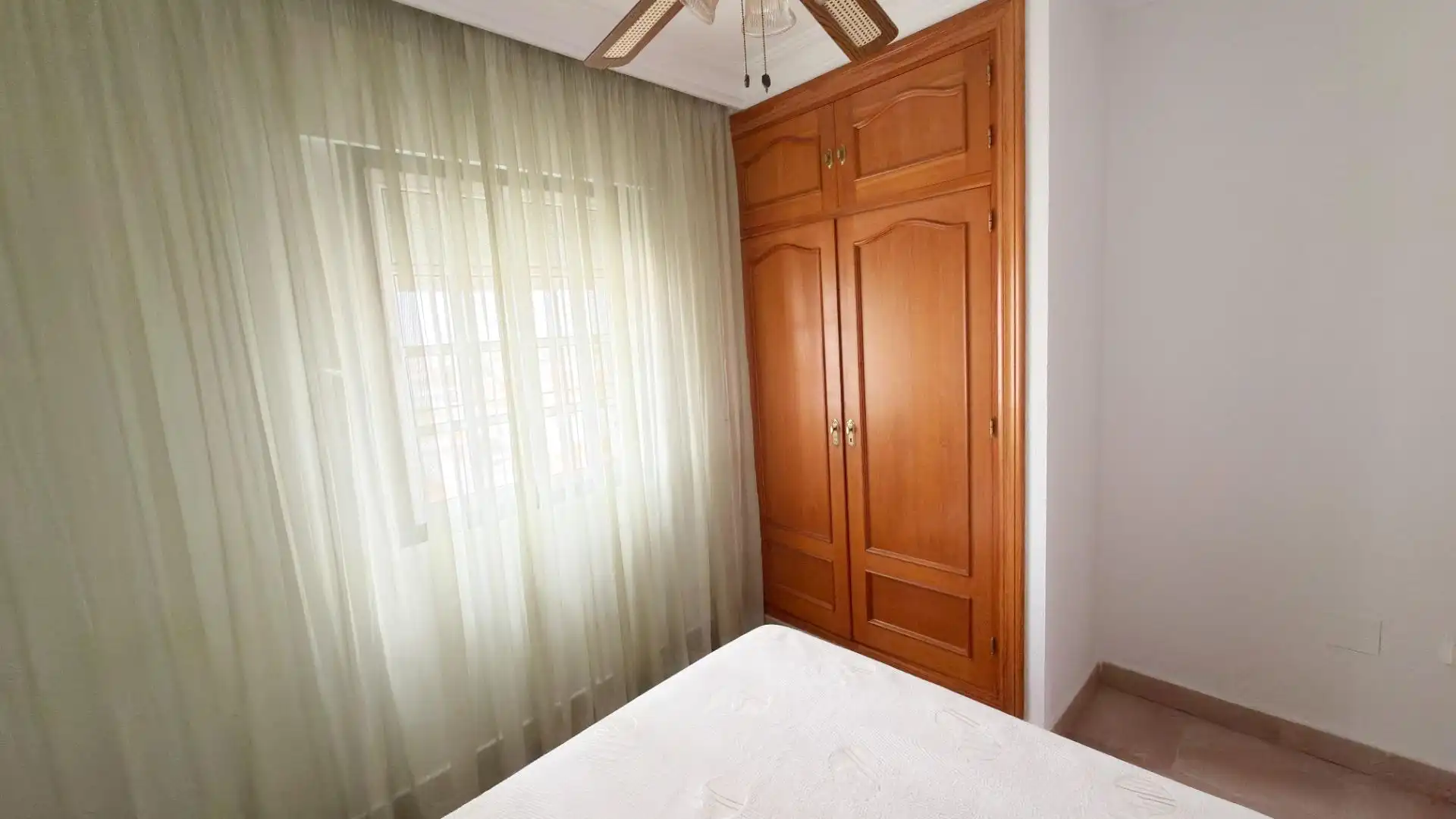Habitación de Casa adosada de alquiler en Punta Umbría con Terraza y Piscina comunitaria
