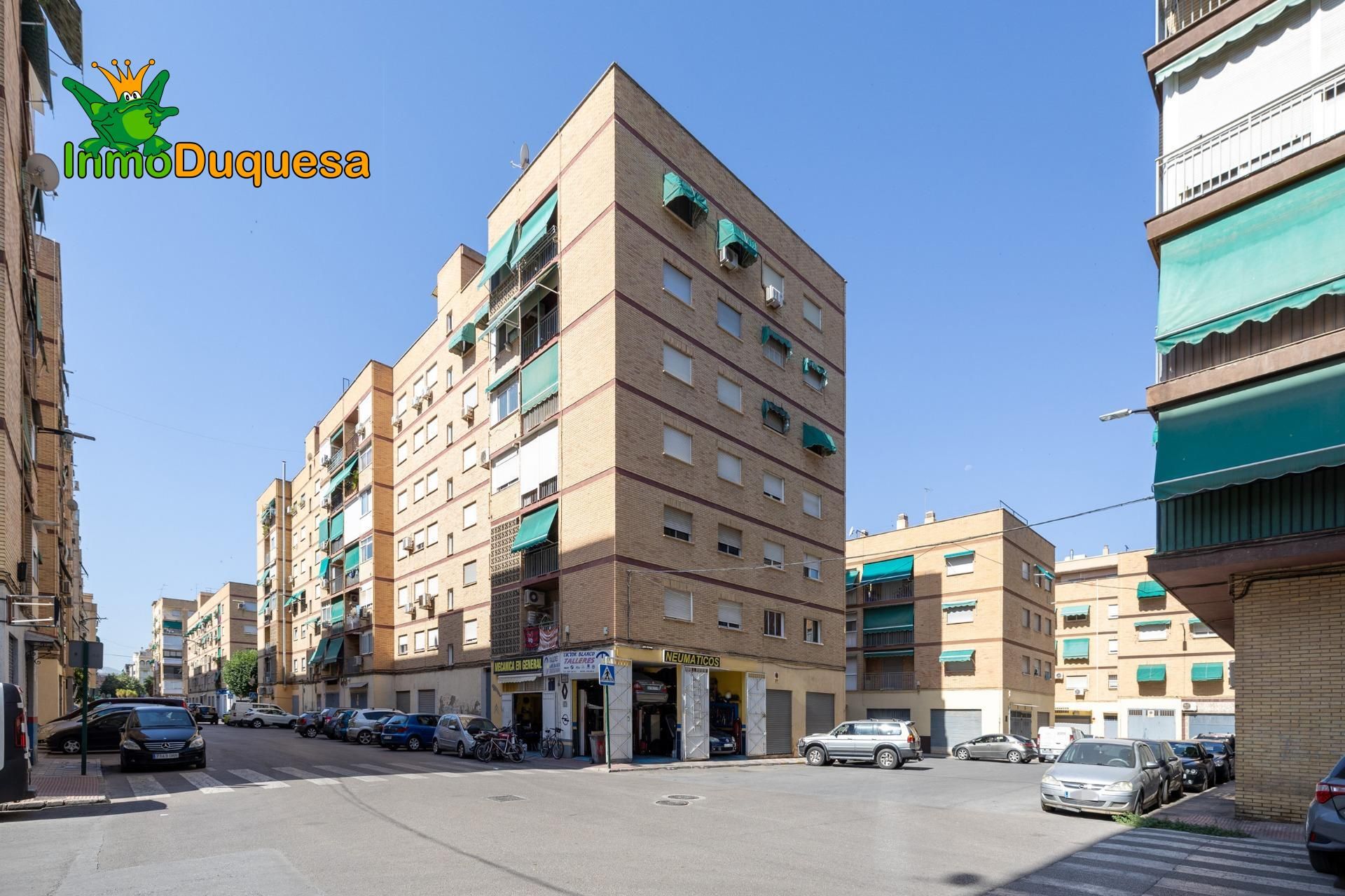 Vista exterior de Pis en venda en  Granada Capital amb Aire condicionat, Terrassa i Balcó