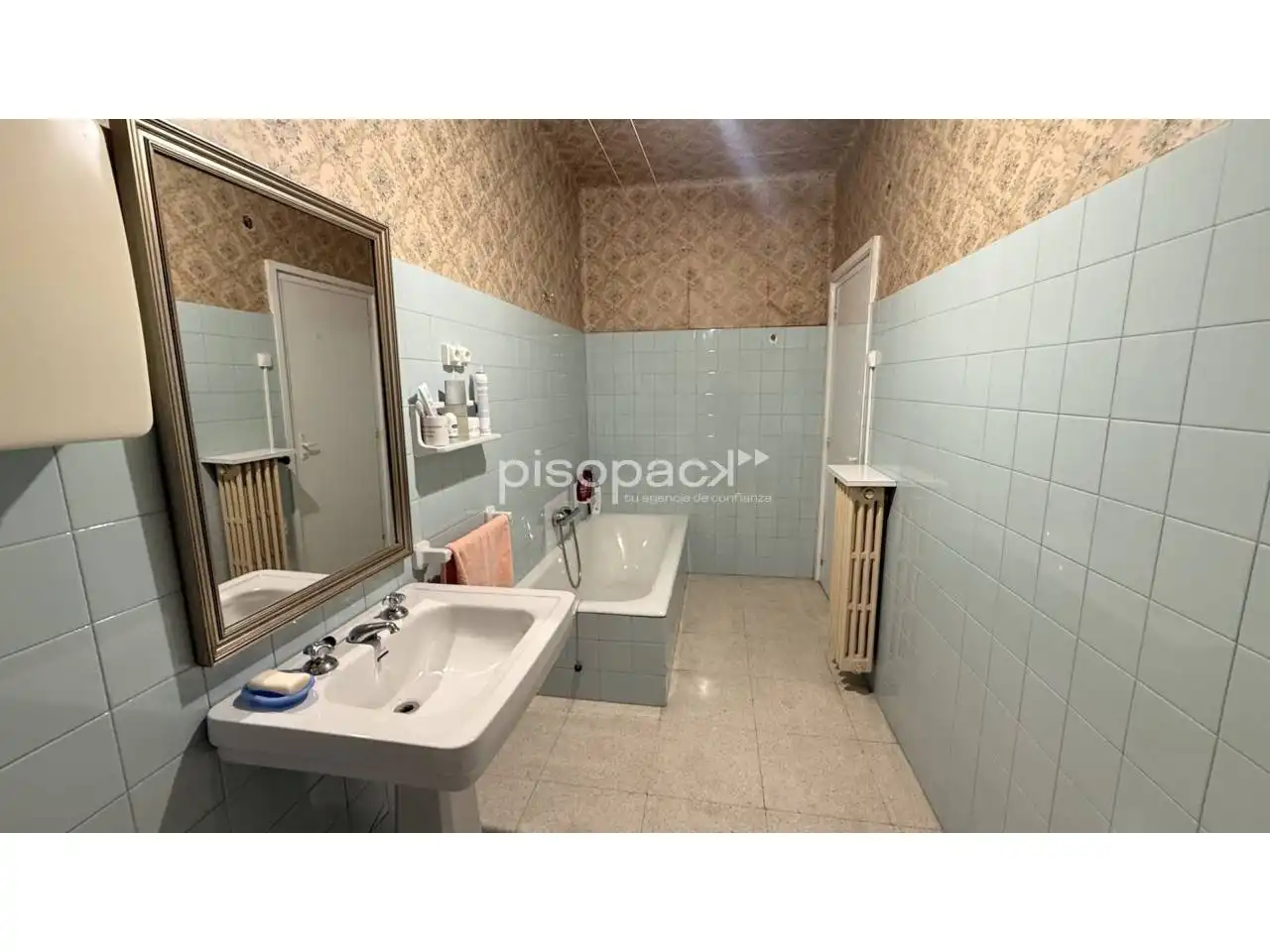 Bathroom of Flat for sale in  Pamplona / Iruña  with Heating, Parquet flooring and Storage room