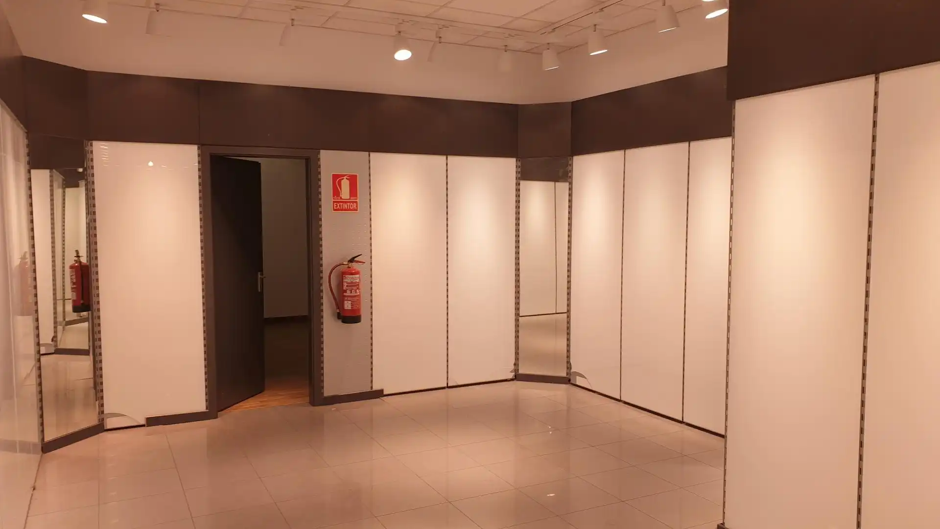 Local comercial de lloguer a Joan Maragall 15, imagen 3